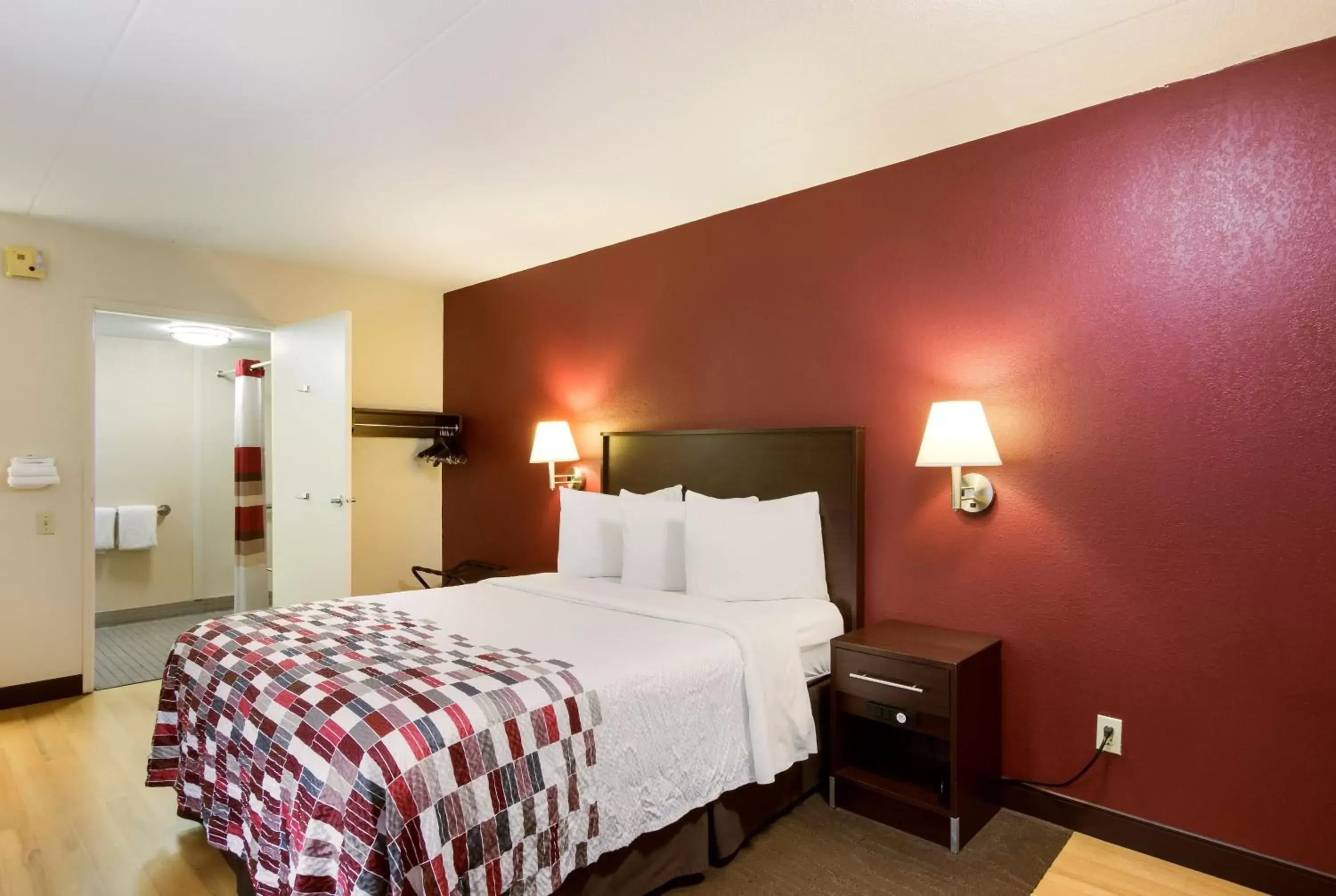 Photo of the whole room, Room Photo in Red Roof Inn Kalamazoo East – Expo Center