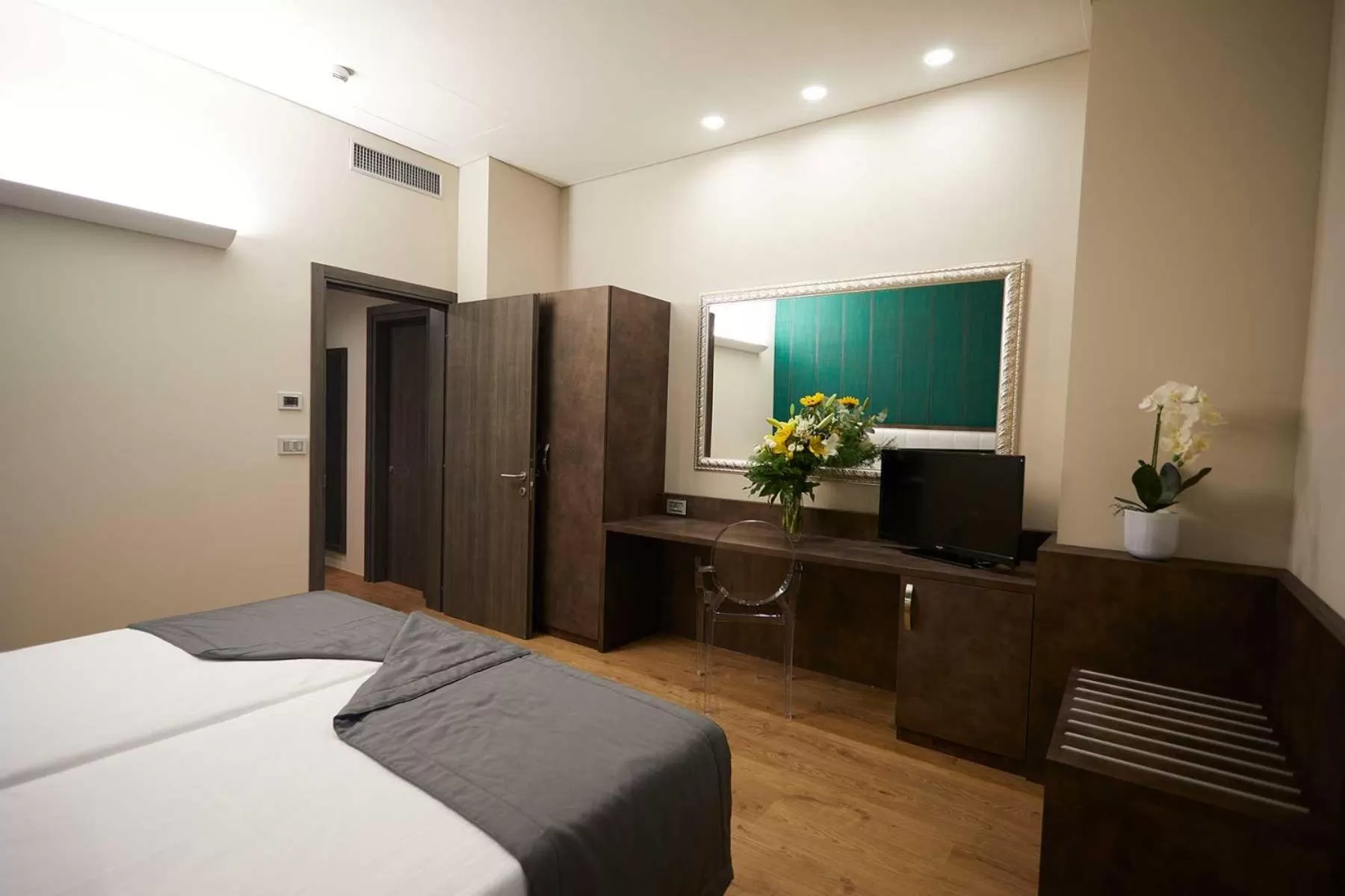 Photo of the whole room, Bed in Hotel Concord