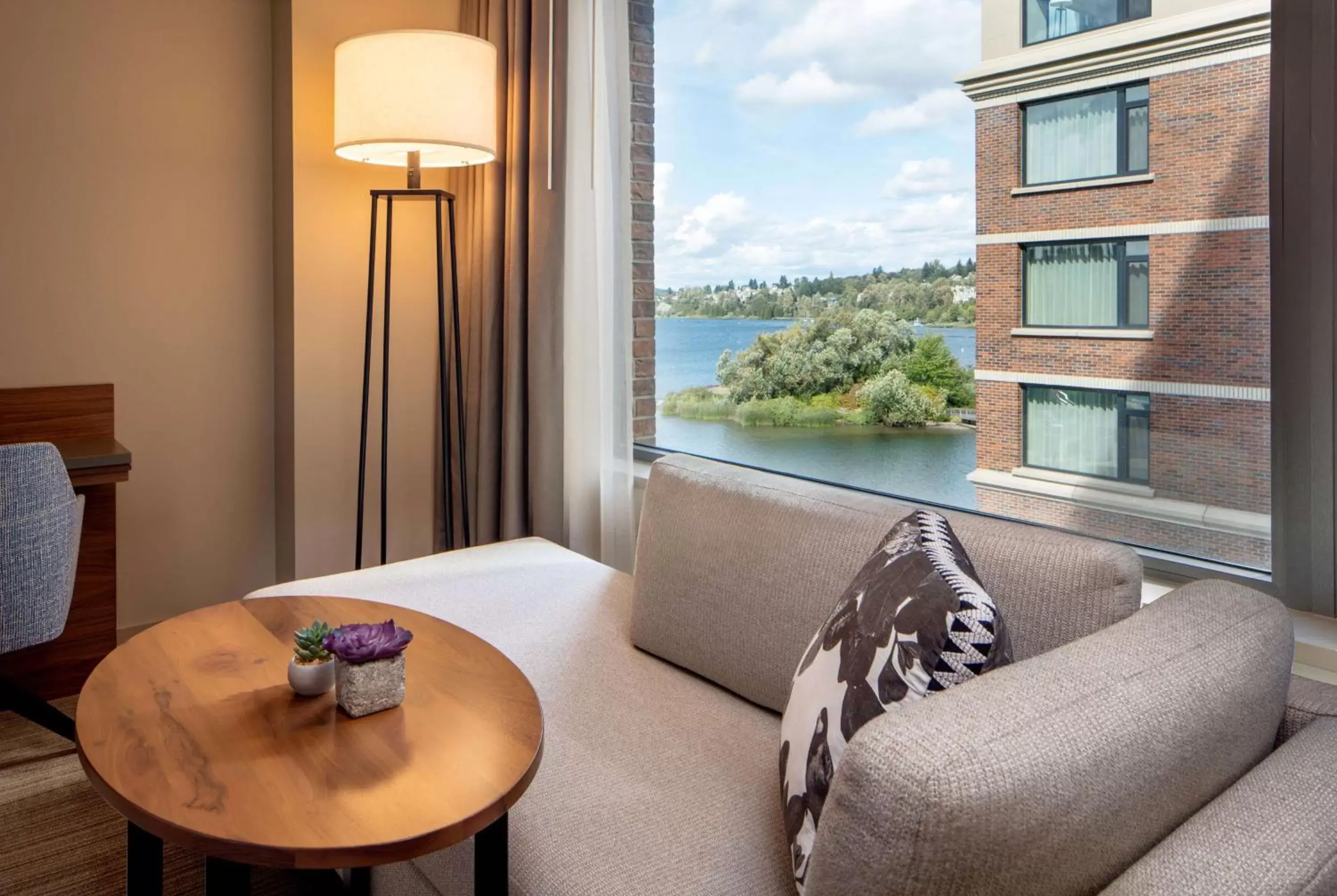 Photo of the whole room, Seating Area in Hyatt Regency Lake Washington at Seattle's Southport