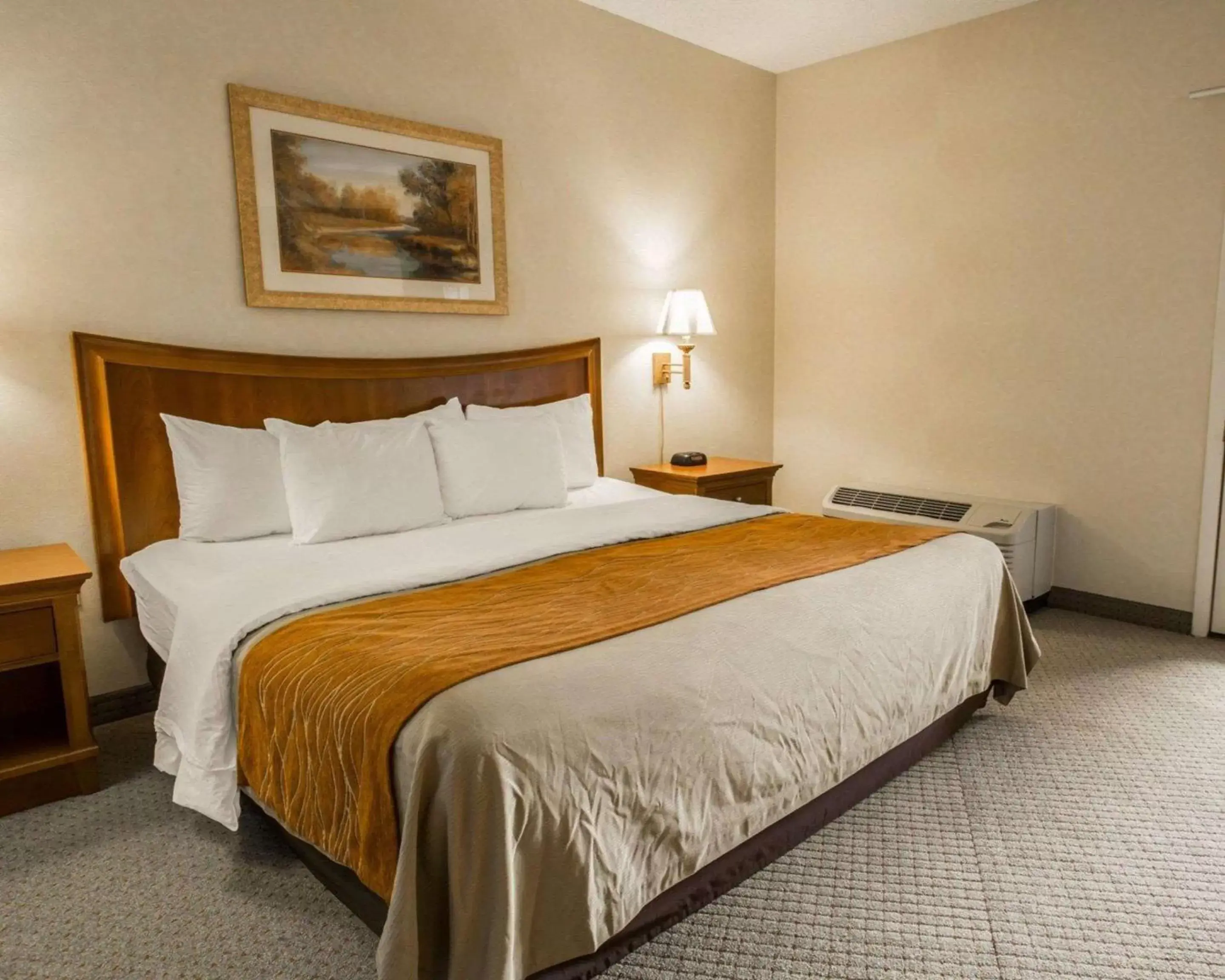 Photo of the whole room, Bed in Rodeway Inn & Suites Cherokee On the River Photo of the whole room, Bed in Rodeway Inn & Suites Cherokee On the River