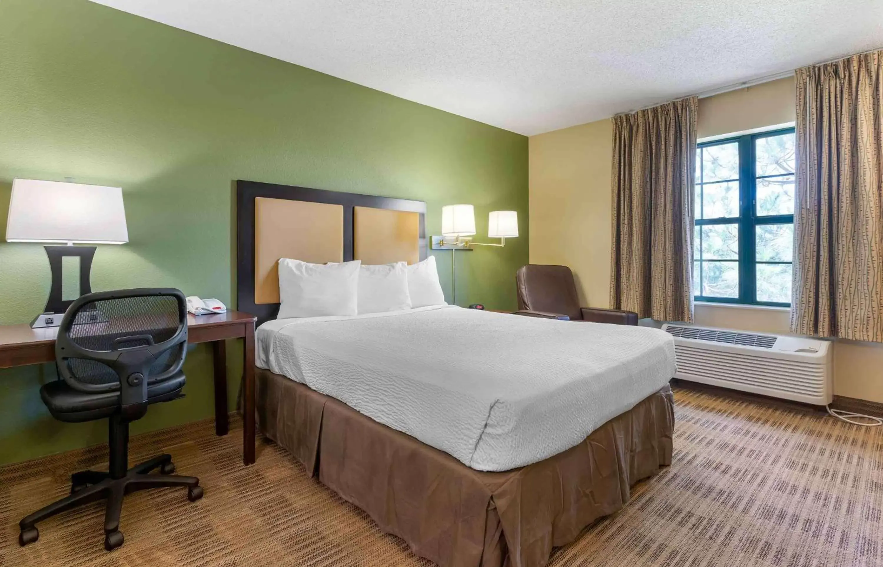 Bedroom, Bed in Extended Stay America Suites - Livermore - Airway Blvd