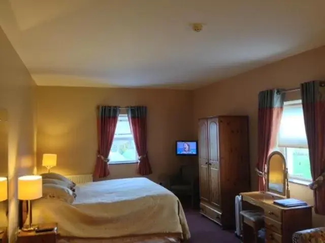 Day, Bed in The Yeats County Inn Hotel