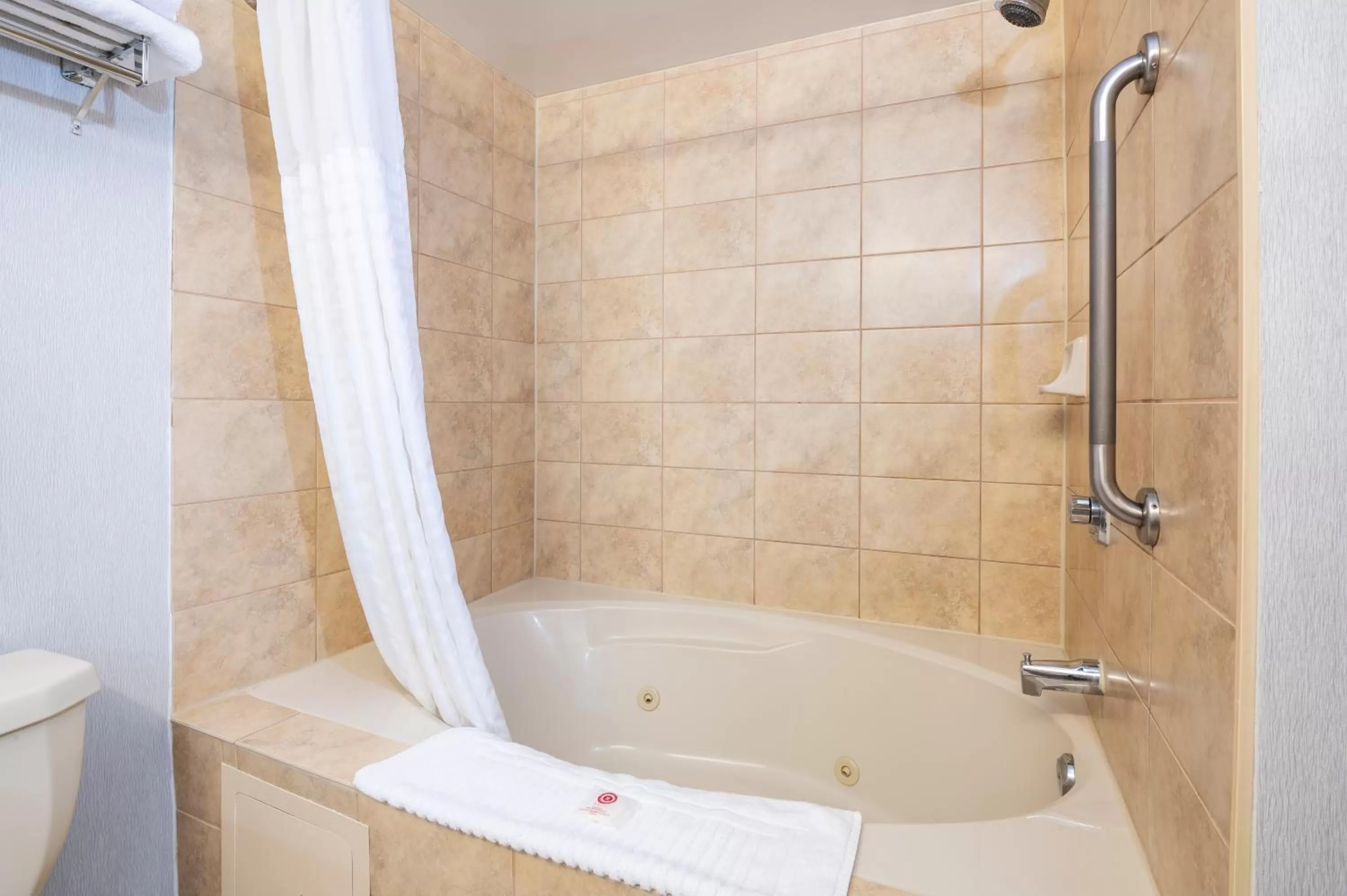 Bath in Comfort Hotel & Suites