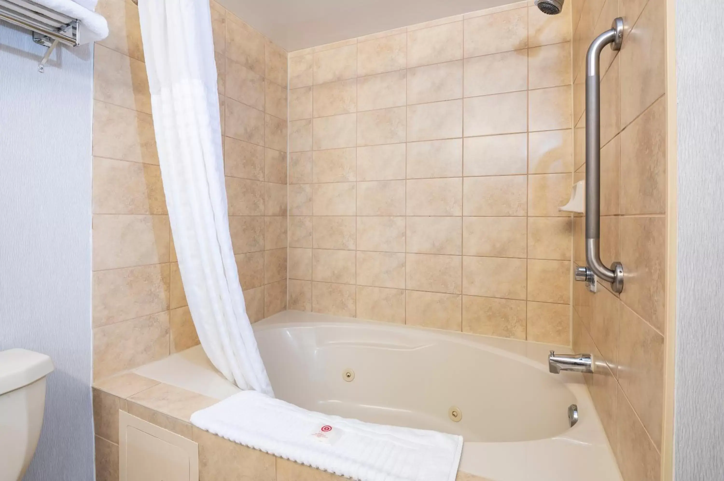 Bath, Bathroom in Comfort Hotel & Suites Peterborough