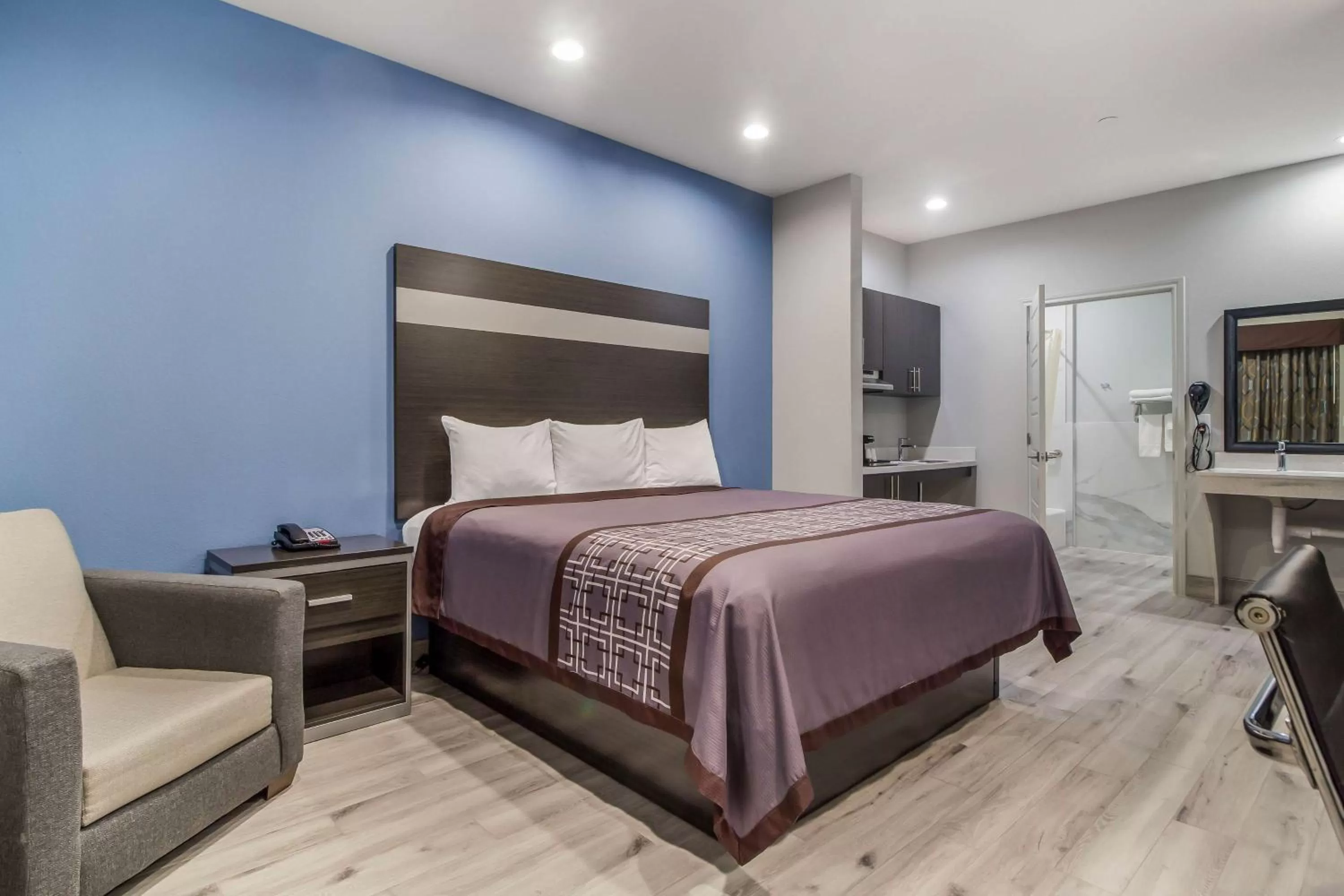 Photo of the whole room, Bed in Studio 6 Deer Park, Tx