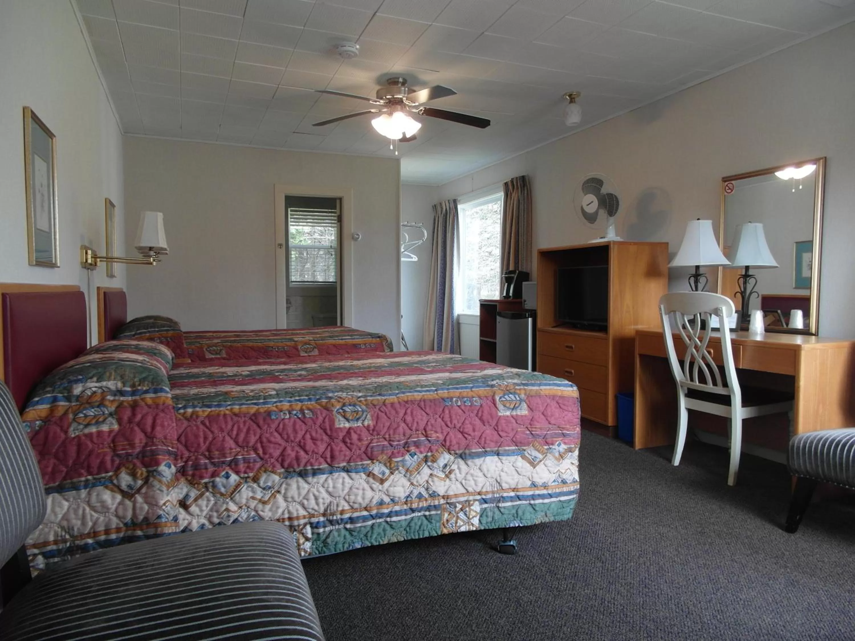 Bed in The Lionstone Inn Motel and Cottages