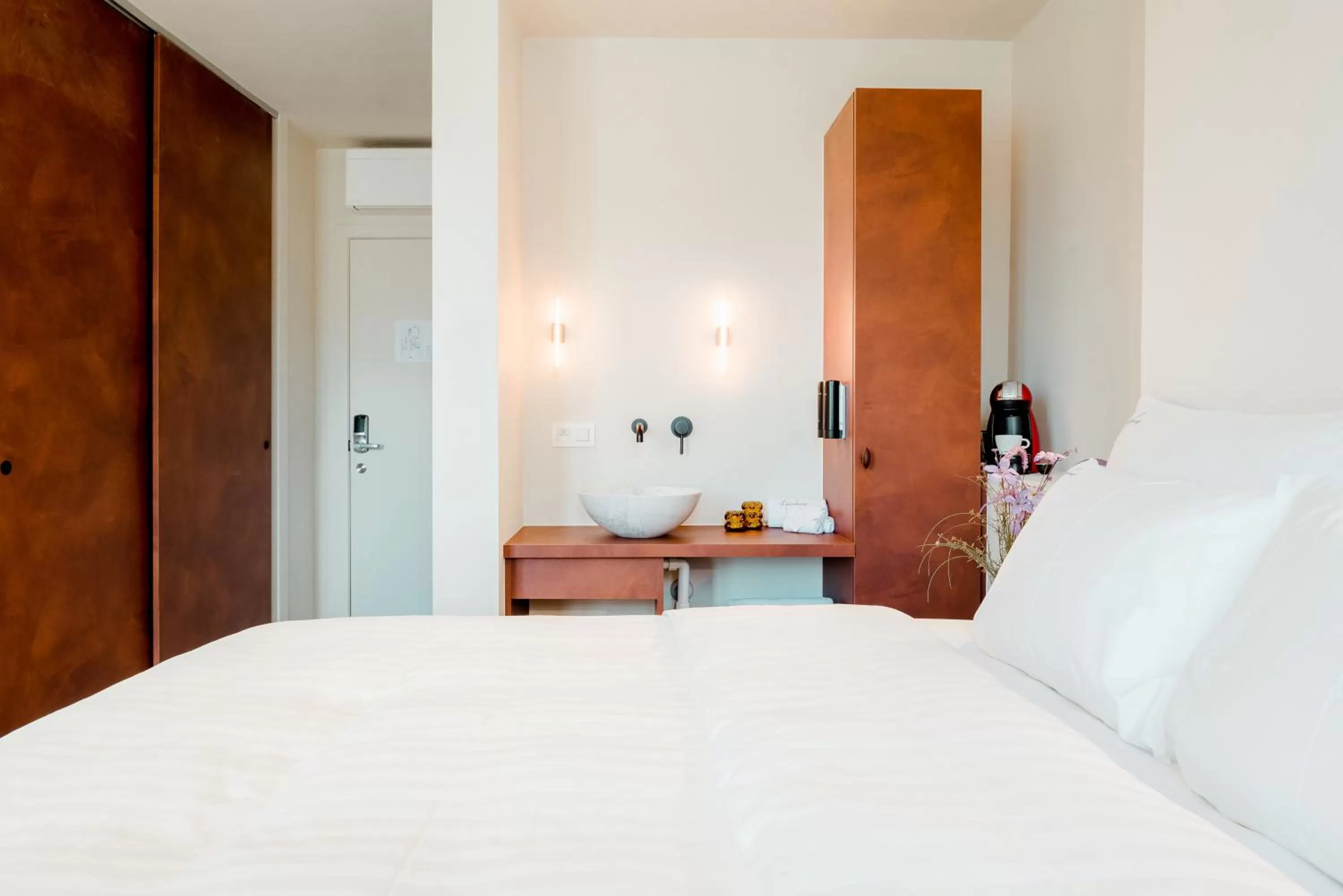 Photo of the whole room, Bed in Heirloom - The Librarian