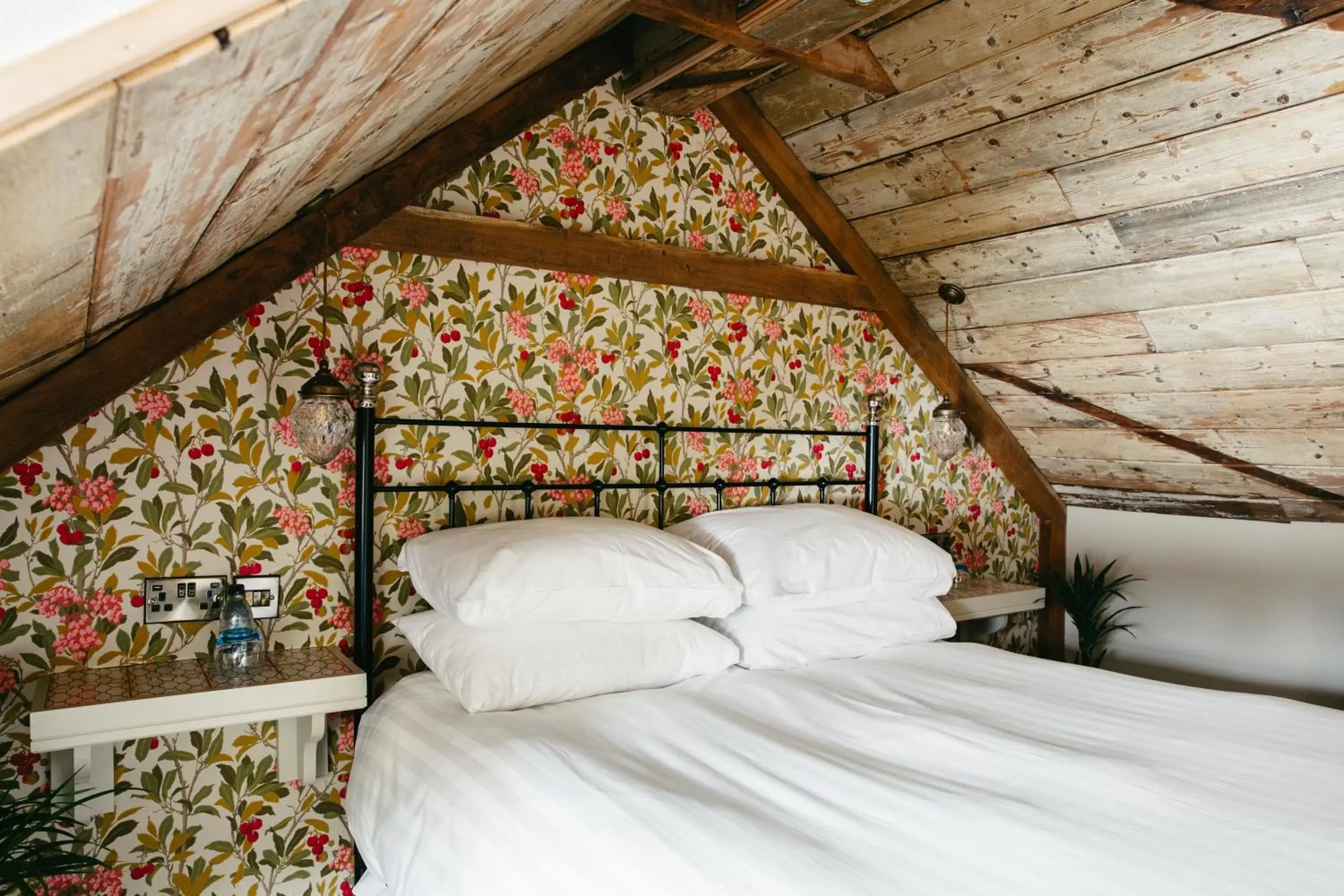 Bedroom, Bed in Crown Hotel