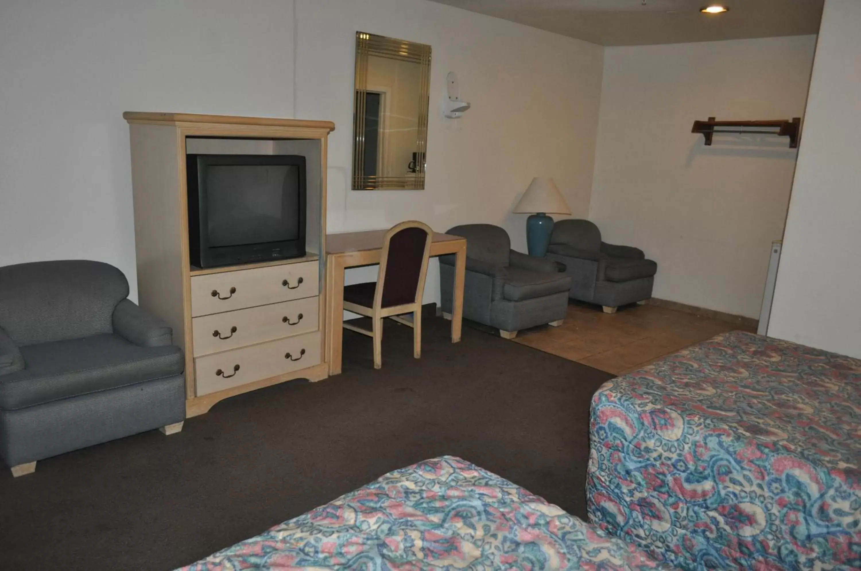 Bed, Seating Area in California Suites Motel