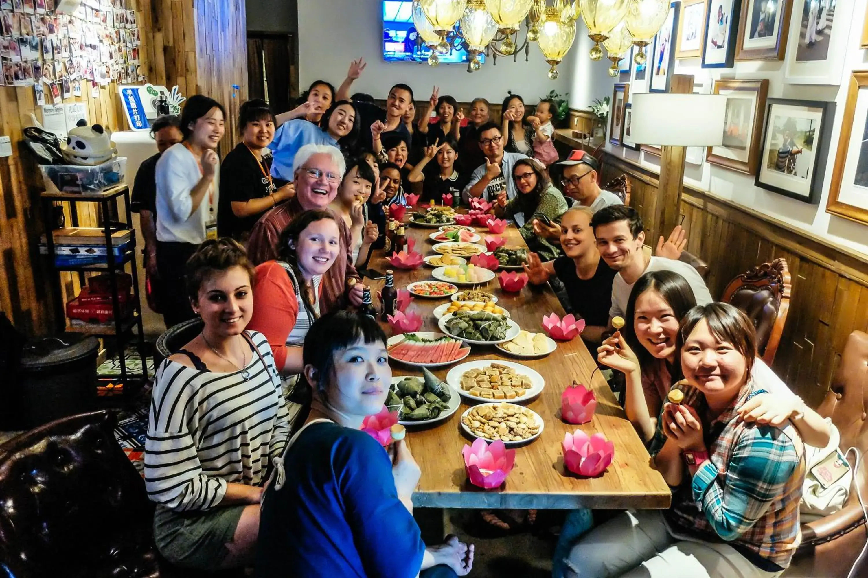 Lounge or bar in SONDERIA Lazybones Hostel- Wenshu Temple Side, Chill Hostel with All-Day Brunch, Travel Agency in English & Local Bar Vibes Lounge or bar in SONDERIA Lazybones Hostel- Wenshu Temple Side, Chill Hostel with All-Day Brunch, Travel Agency in English & Local Bar Vibes