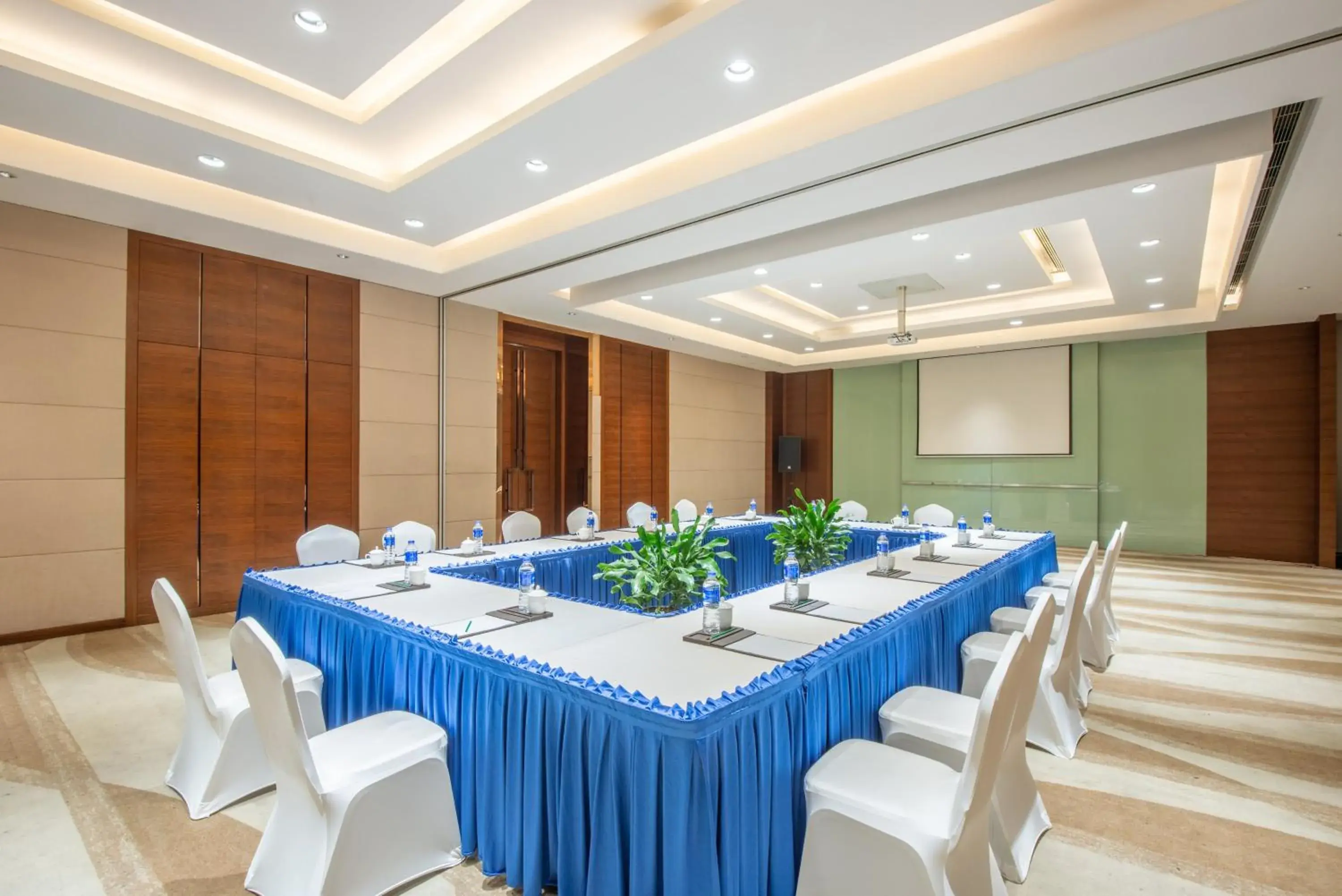 Meeting/conference room in Holiday Inn Nantong Oasis International, an IHG Hotel