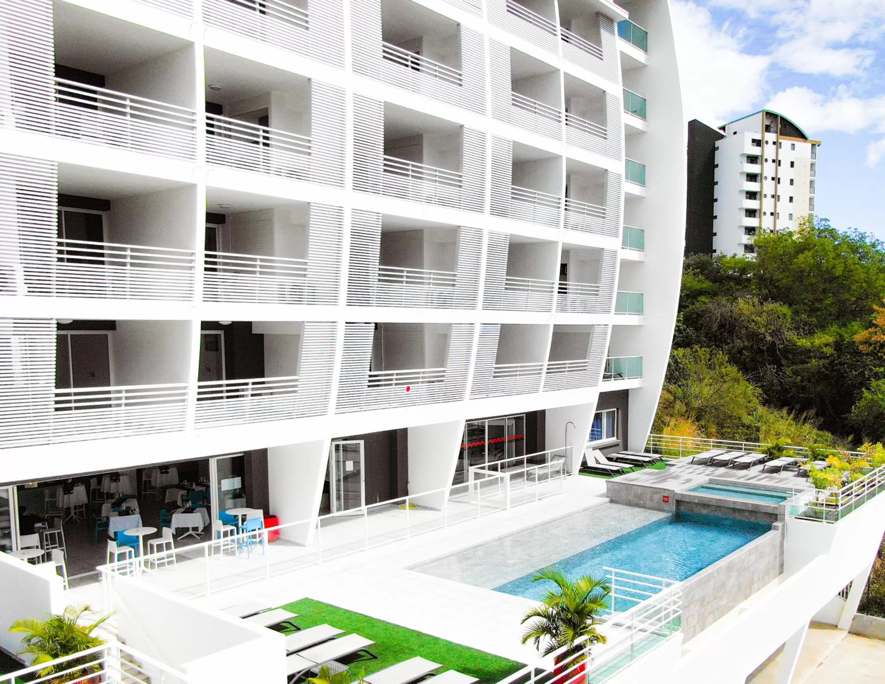 Property building, Swimming Pool in Résidence Hôtelière Poséidon Caraïbes