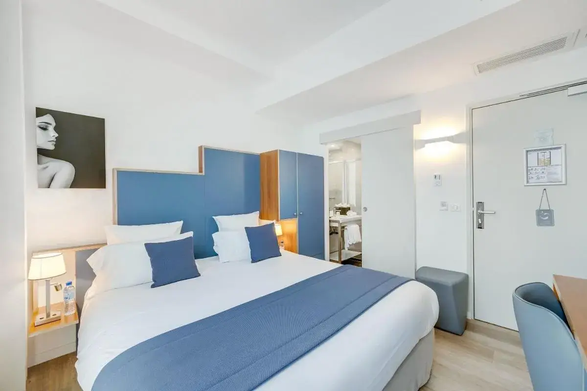 Bed in Villa Eiffel Mademoiselle Bed in Villa Eiffel Mademoiselle