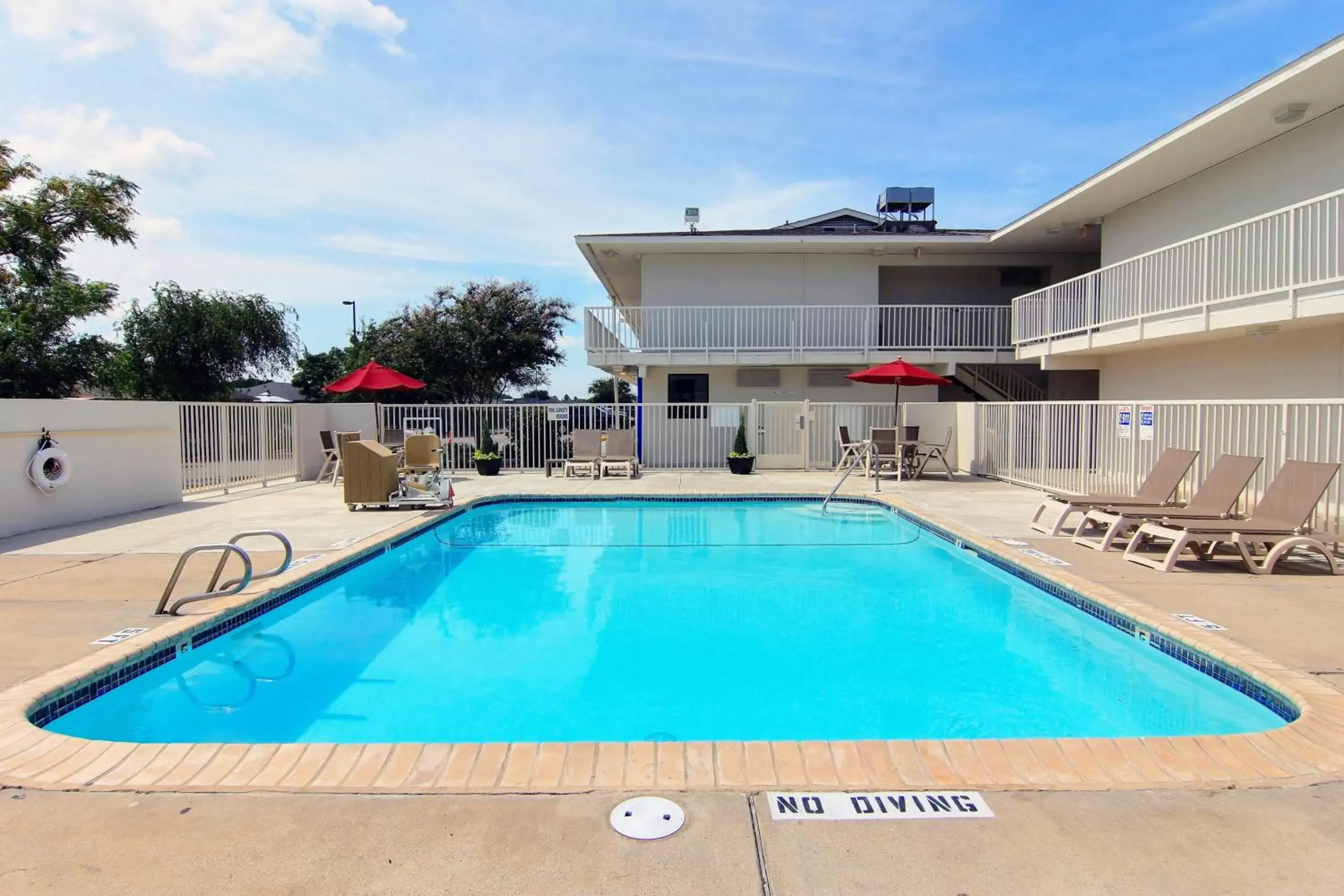Swimming pool, Property Building in Motel 6-Corpus Christi, TX - Northwest