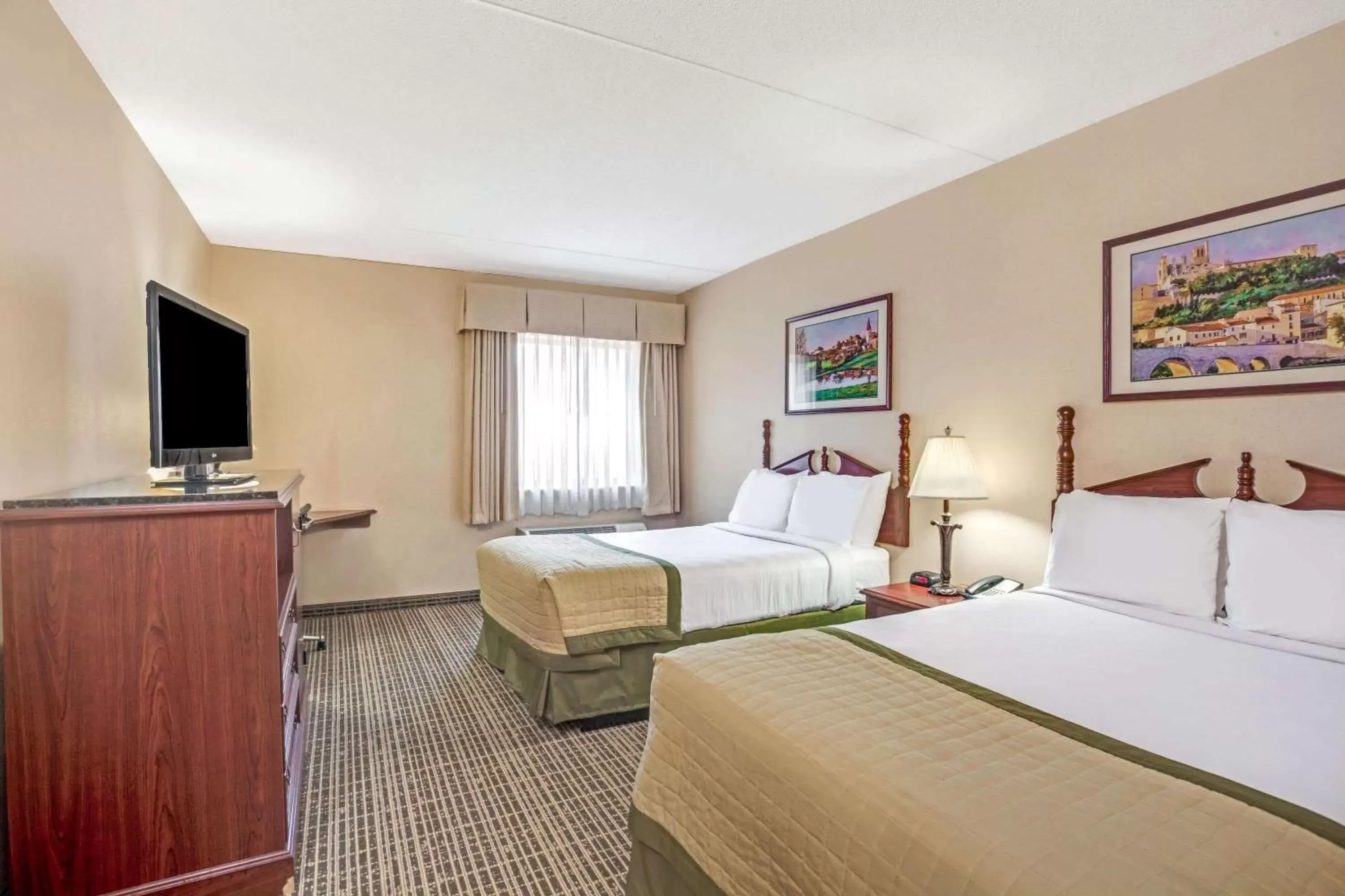 Photo of the whole room, Bed in Baymont by Wyndham Louisville Airport South