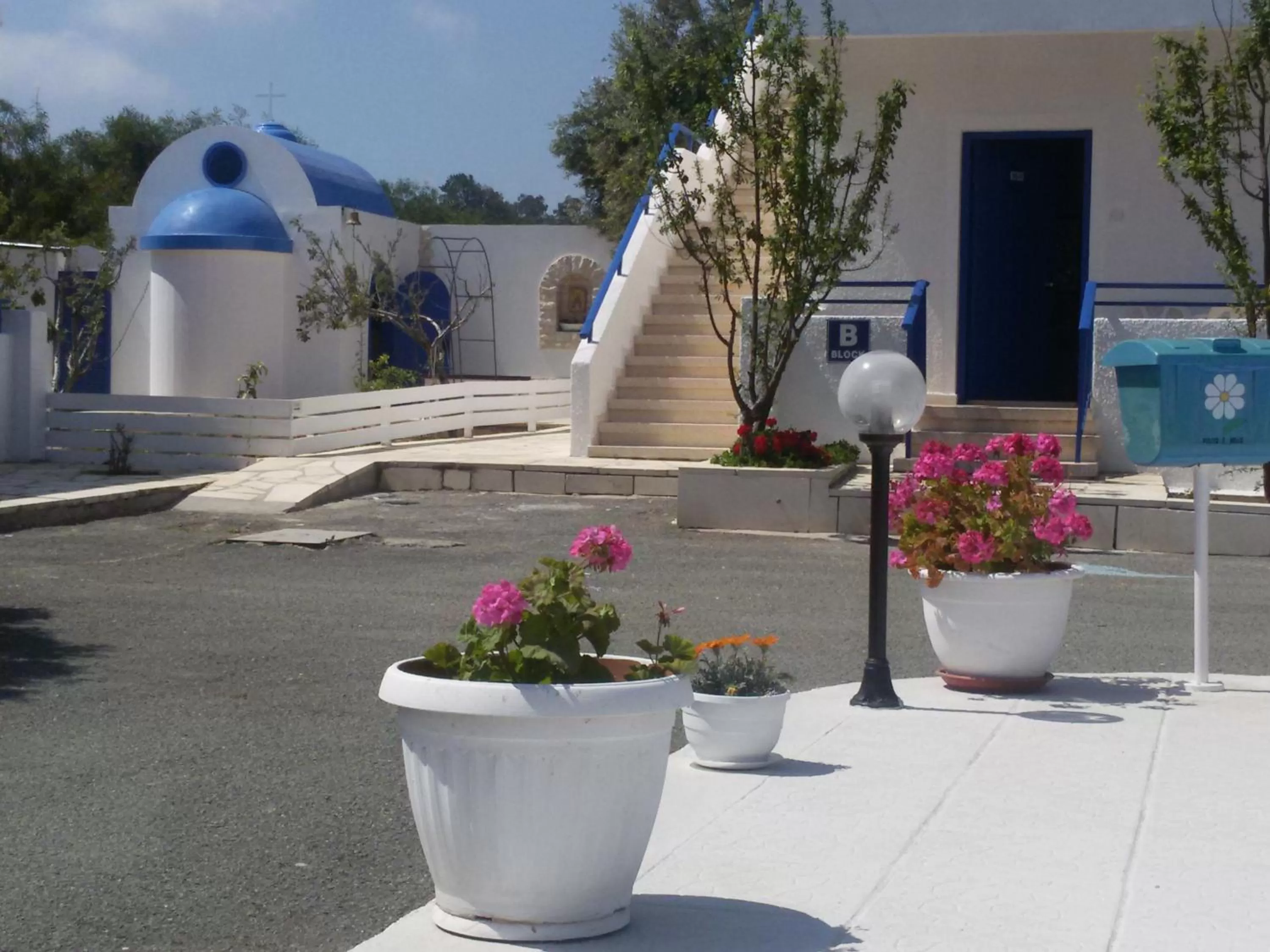 Facade/entrance in Flokkas Hotel Apartments