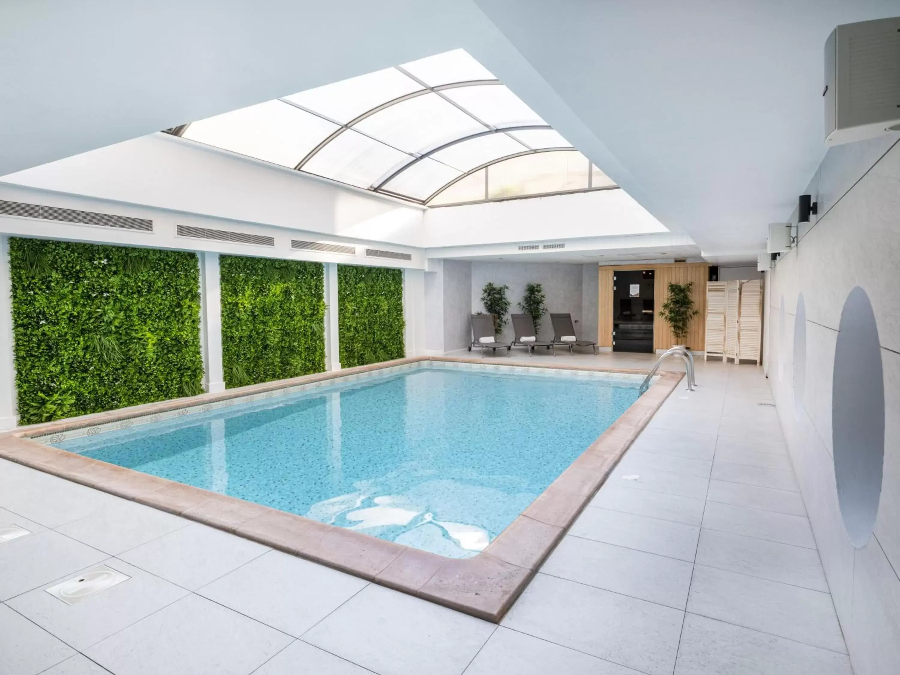 Pool view in Hotel Nice Riviera Pool view in Hotel Nice Riviera