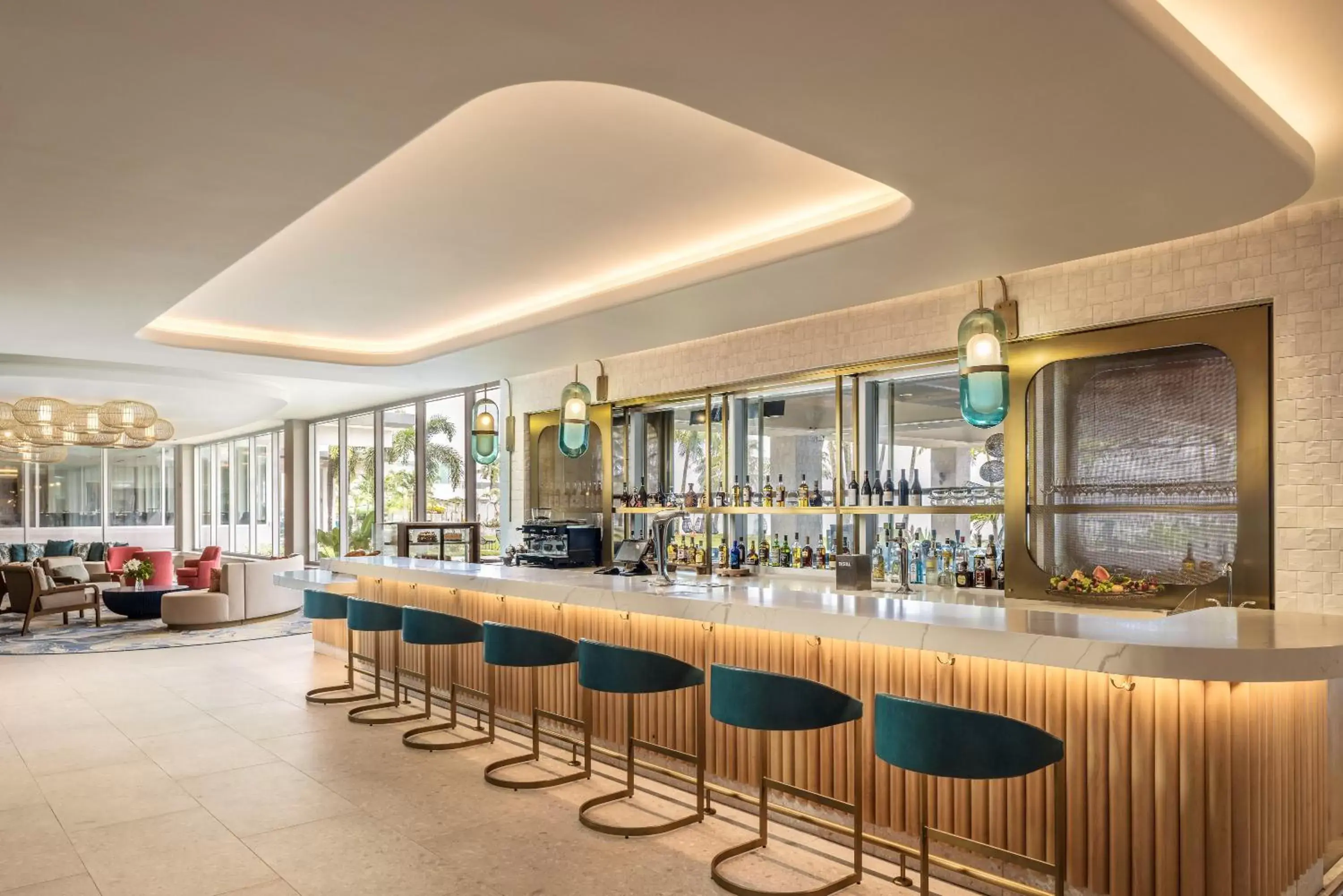 Lounge or bar in Crowne Plaza Resort Guam