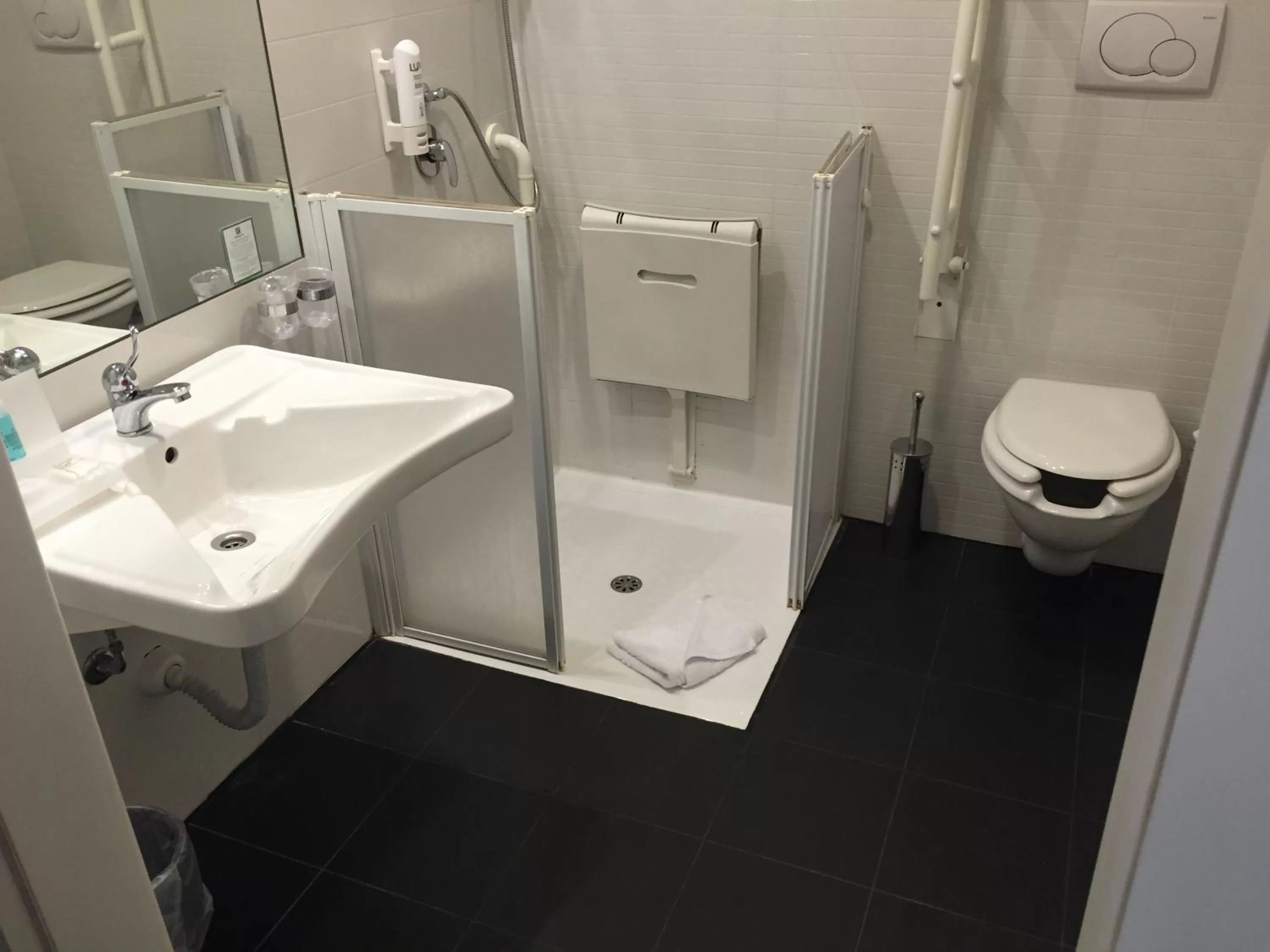 Standard Queen Room - Disability Access in Holiday Inn Genoa City by IHG