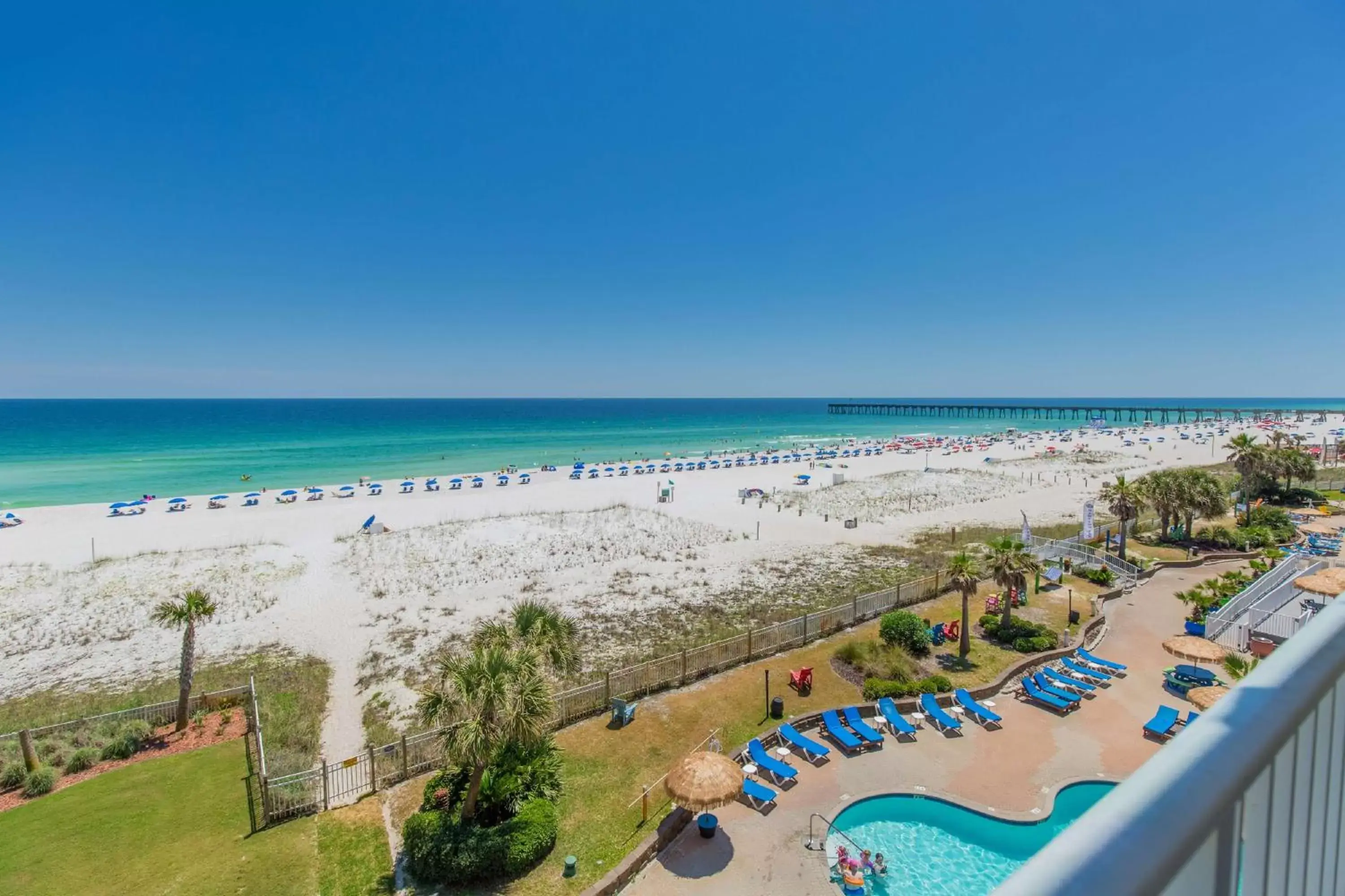 Living room, Pool View in Hampton Inn Pensacola Beach