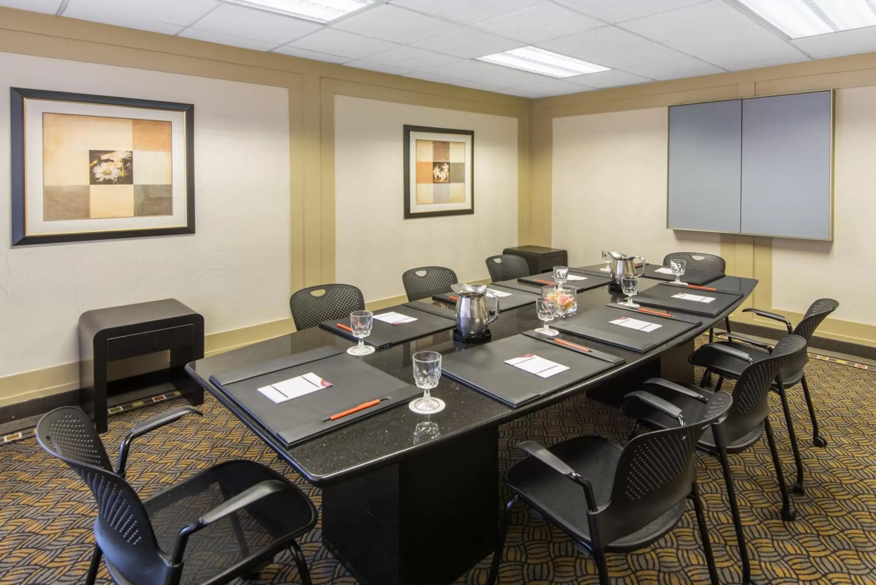 Meeting/conference room in Crowne Plaza Hotel Virginia Beach-Norfolk, an IHG Hotel