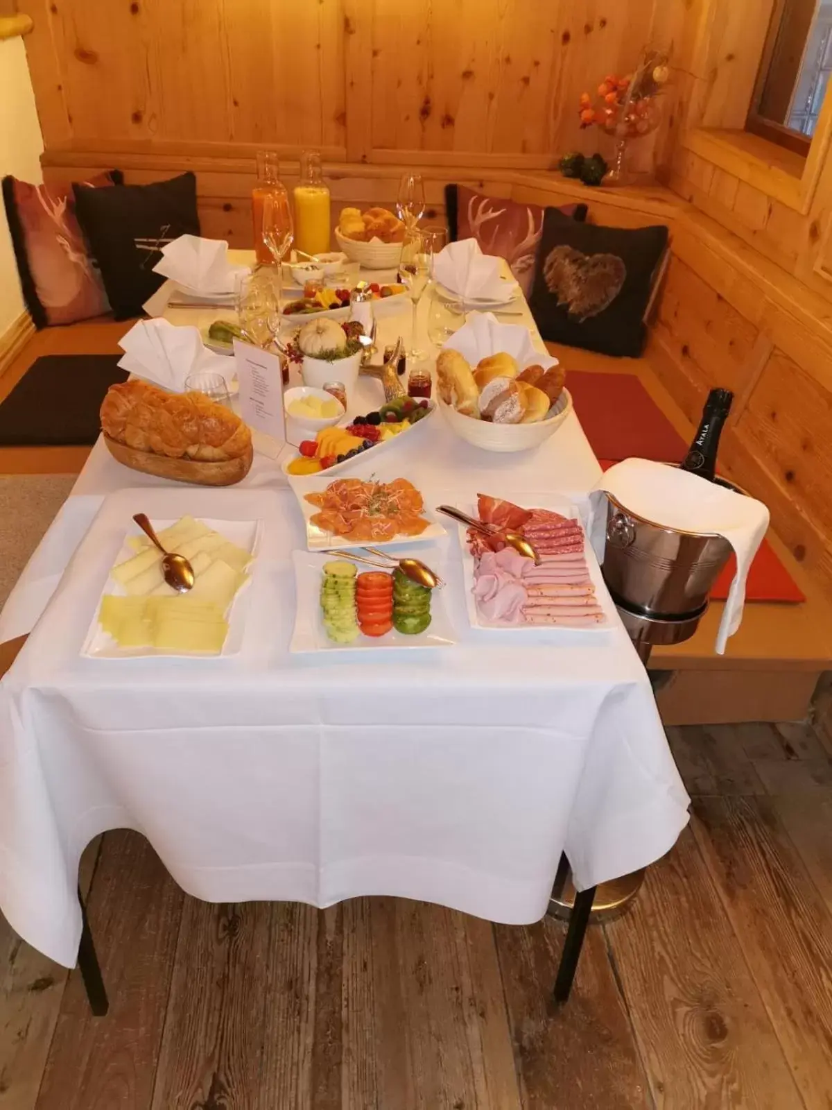 Breakfast in Hotel Tannbergerhof im Zentrum von Lech