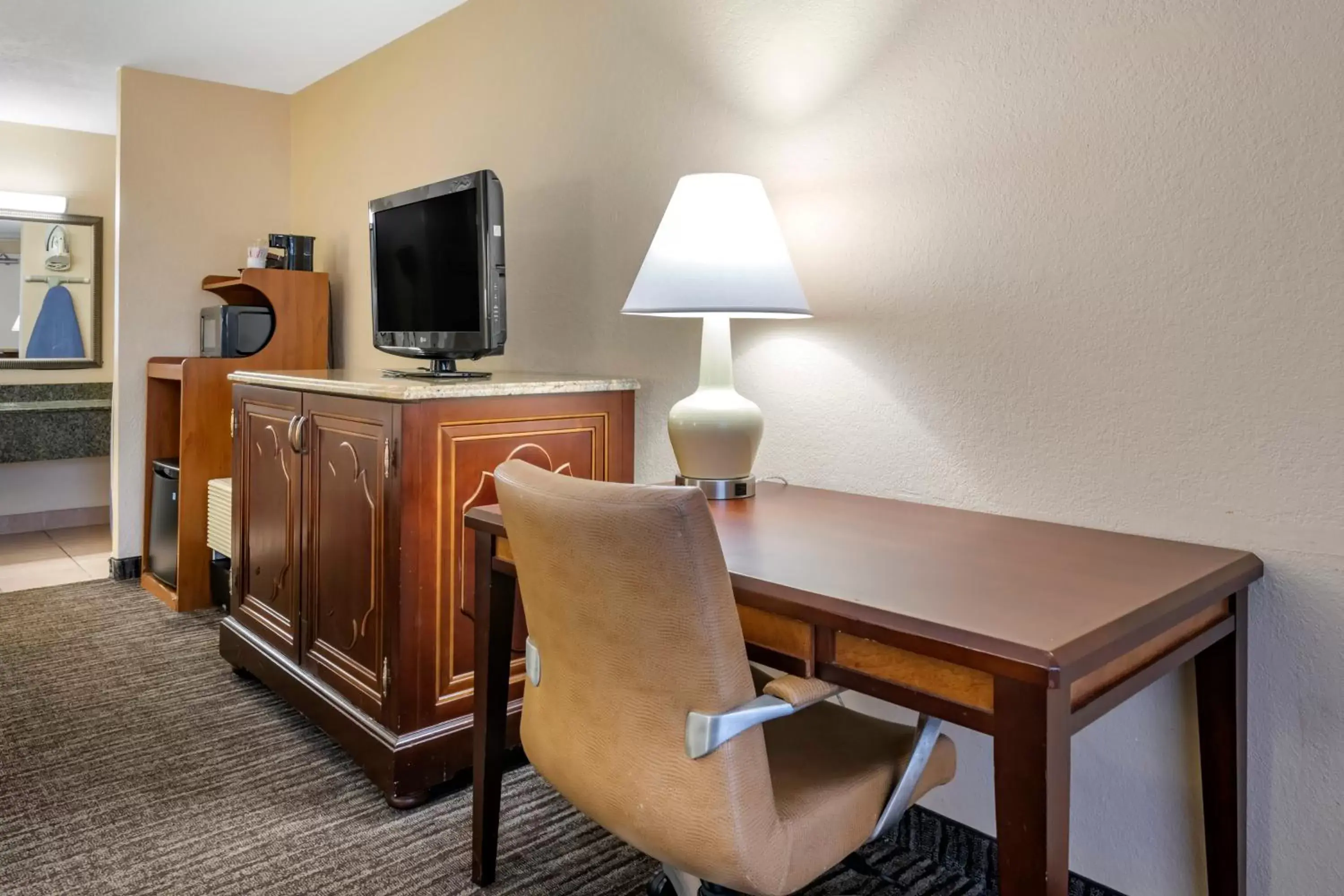 Seating area, TV/Entertainment Center in Quality Inn Kennedy Space Center