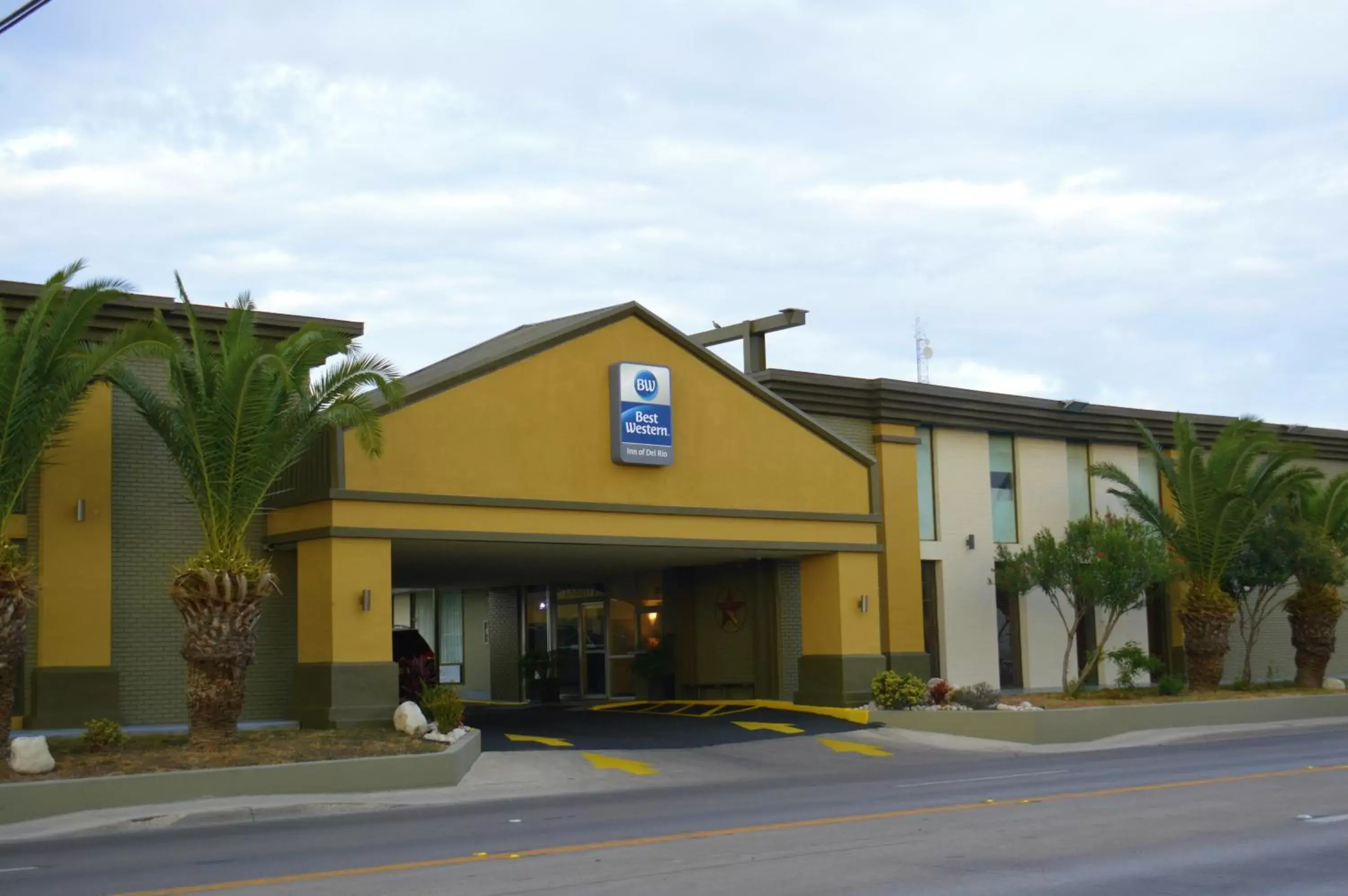 Property Building in Best Western Inn of Del Rio