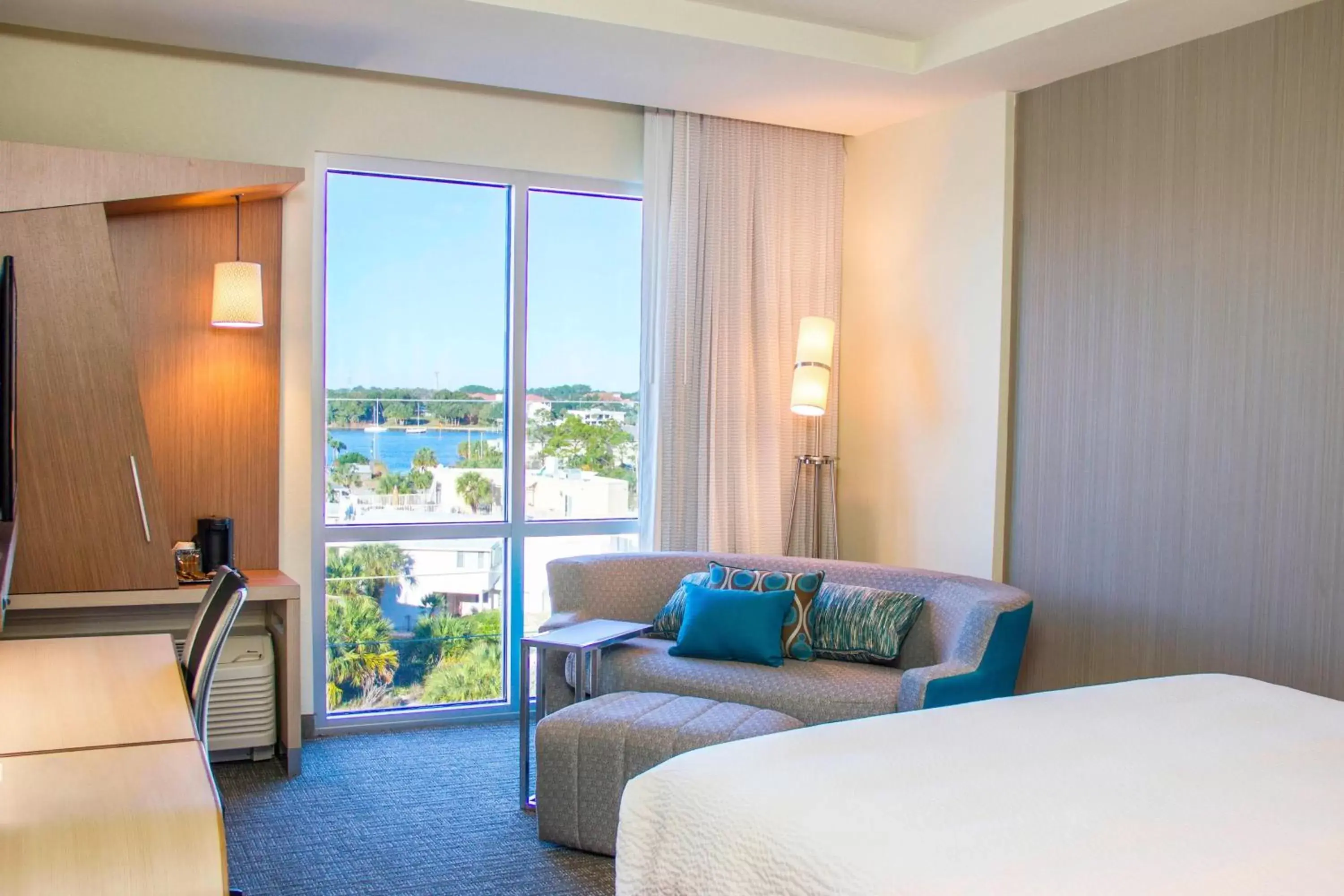 Photo of the whole room, Seating Area in Courtyard by Marriott Fort Walton Beach-West Destin