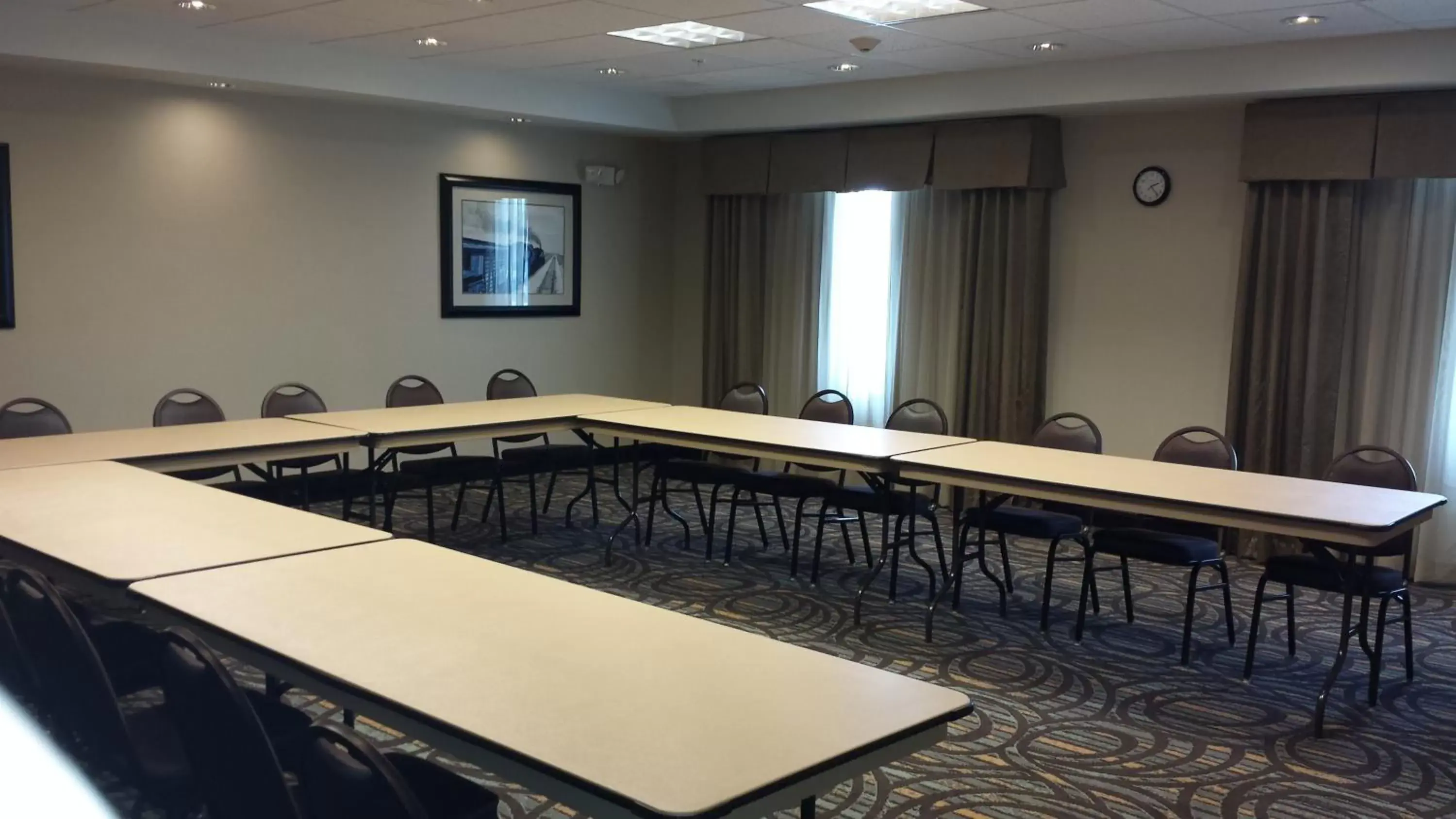 Meeting/conference room in Holiday Inn Express & Suites Nevada, an IHG Hotel