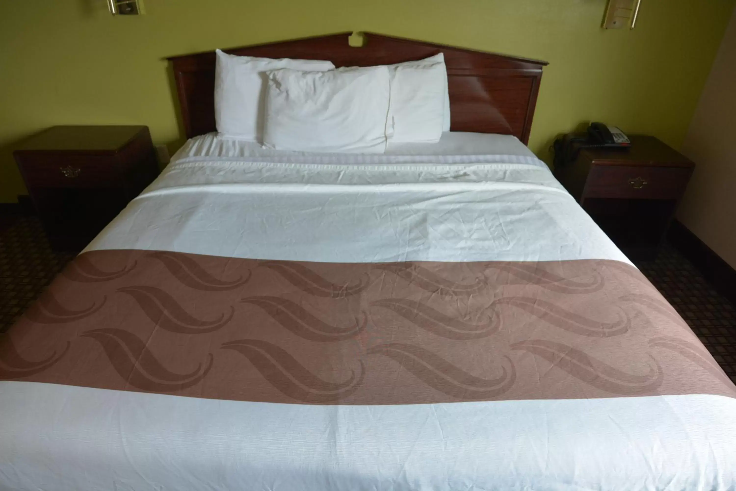 Bed in Jameson Inn and Suites Hazelhurst