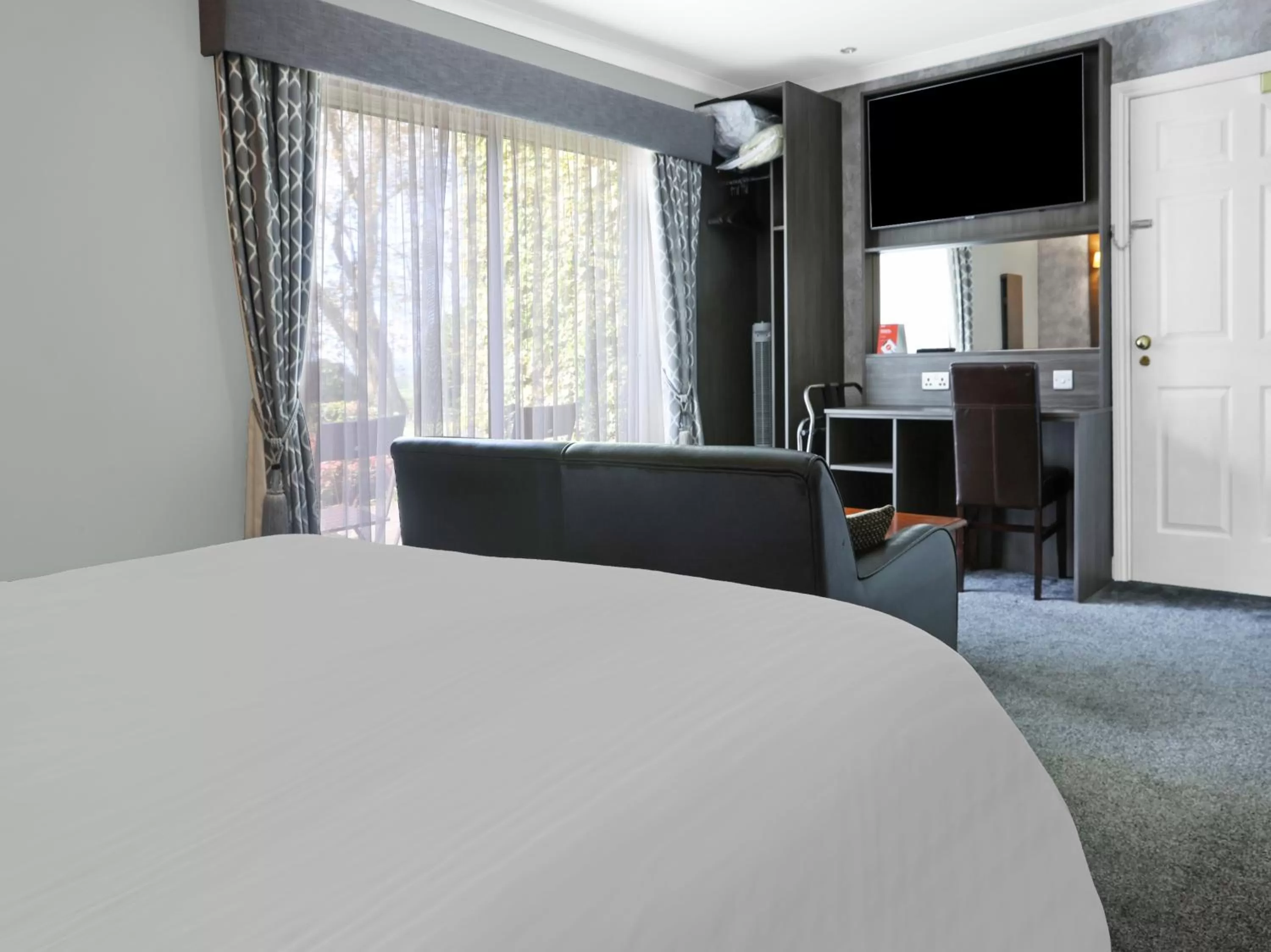 Bedroom, Bed in Dryfesdale Hotel - BW Signature Collection