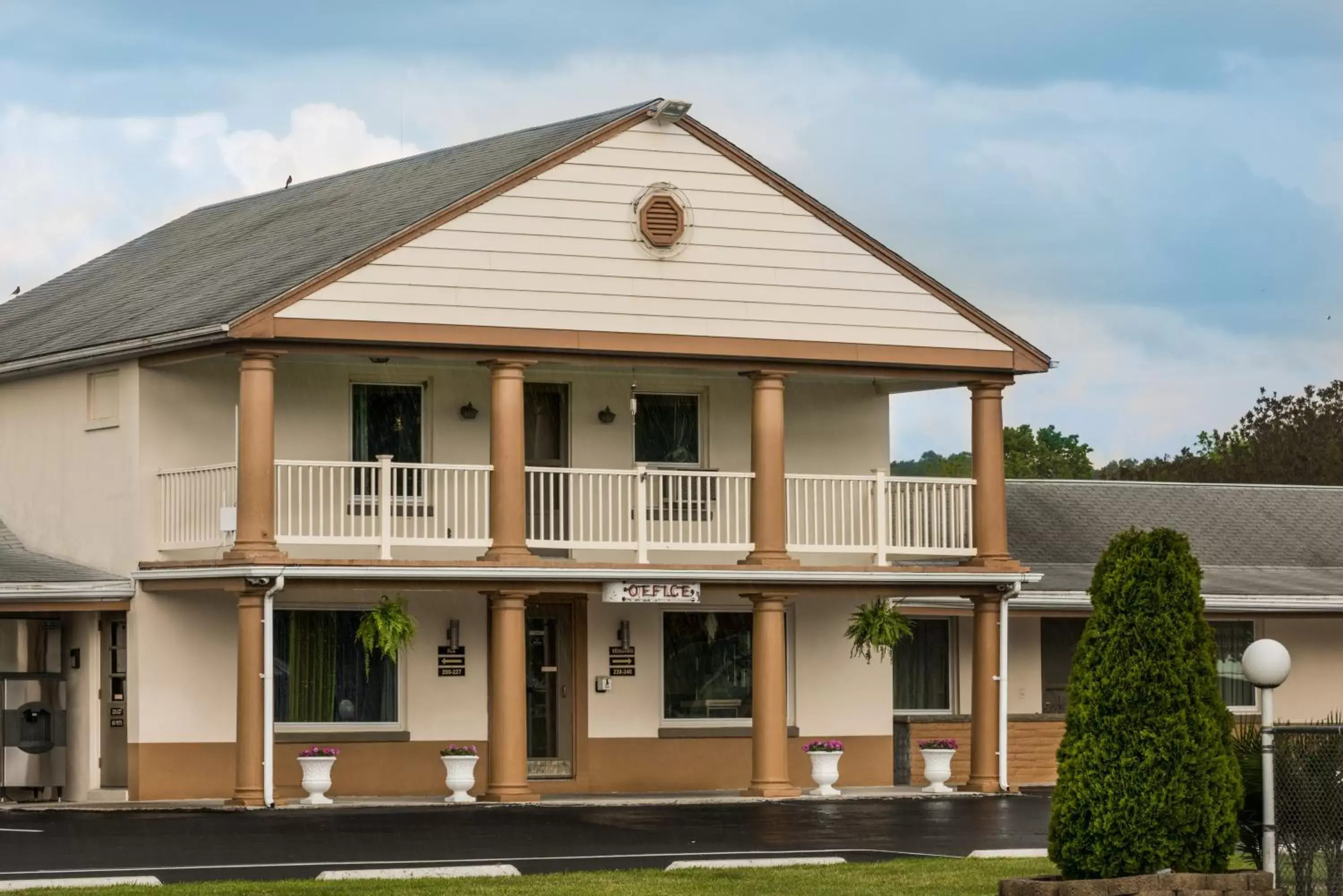 Facade/entrance, Property Building in Knights Inn Palmyra