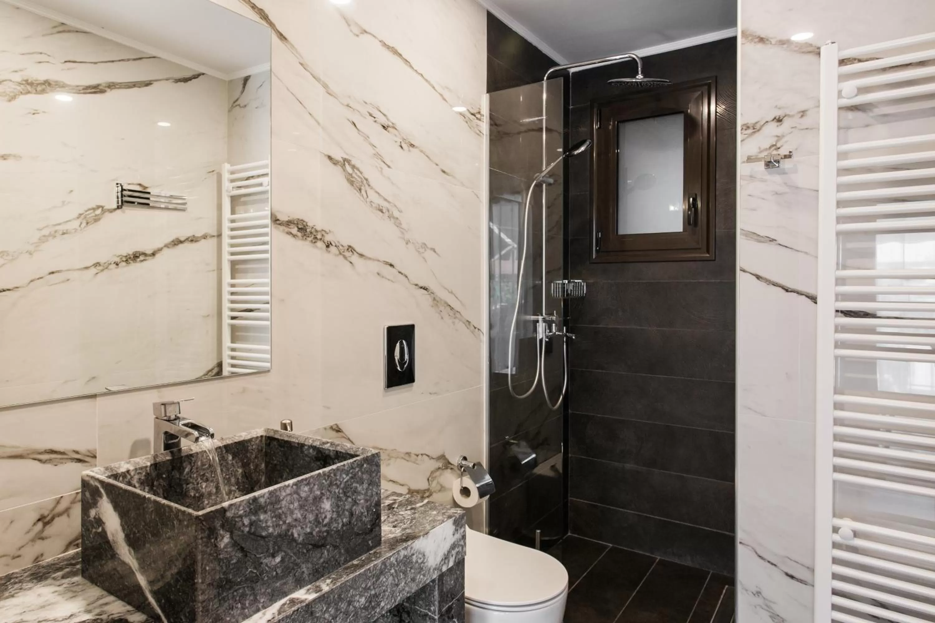 Shower in Nicholas Point Apartments and Rooms