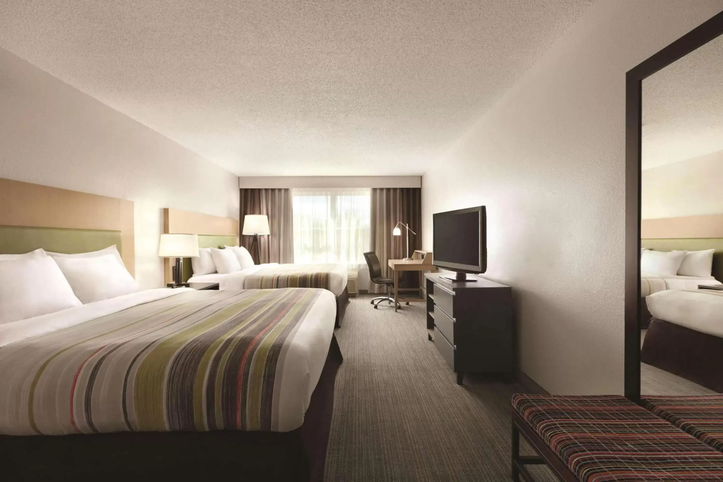 Guests, Bed in Country Inn & Suites by Radisson, Washington, D.C. East - Capitol Heights, MD