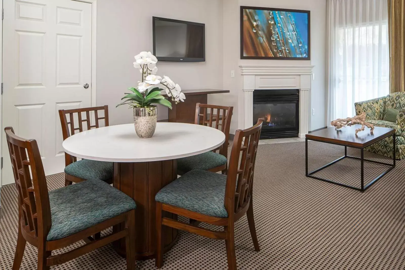 TV and multimedia in Tahiti All-Suite Resort TV and multimedia in Tahiti All-Suite Resort