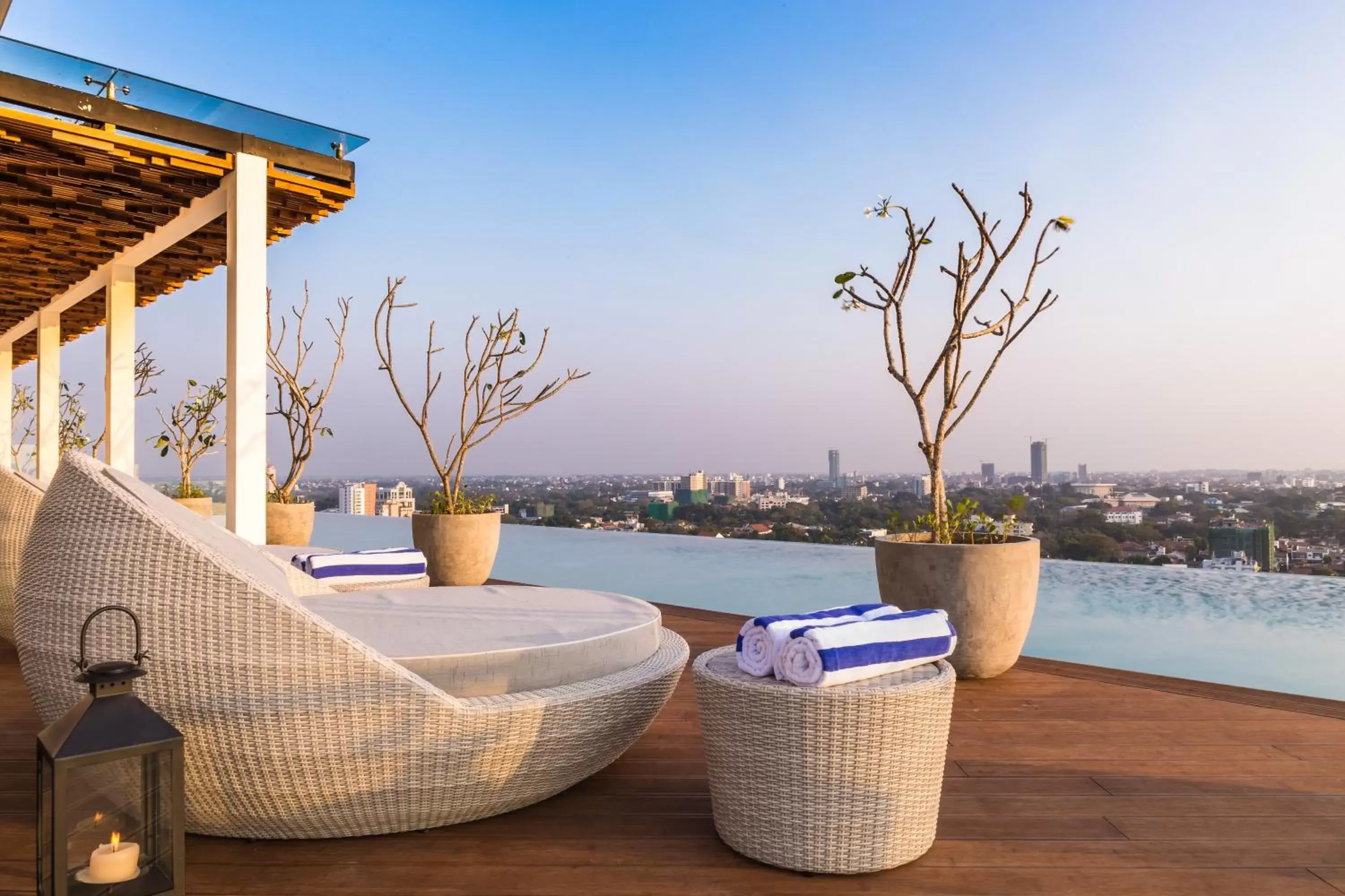 Swimming pool in Jetwing Colombo Seven Swimming pool in Jetwing Colombo Seven