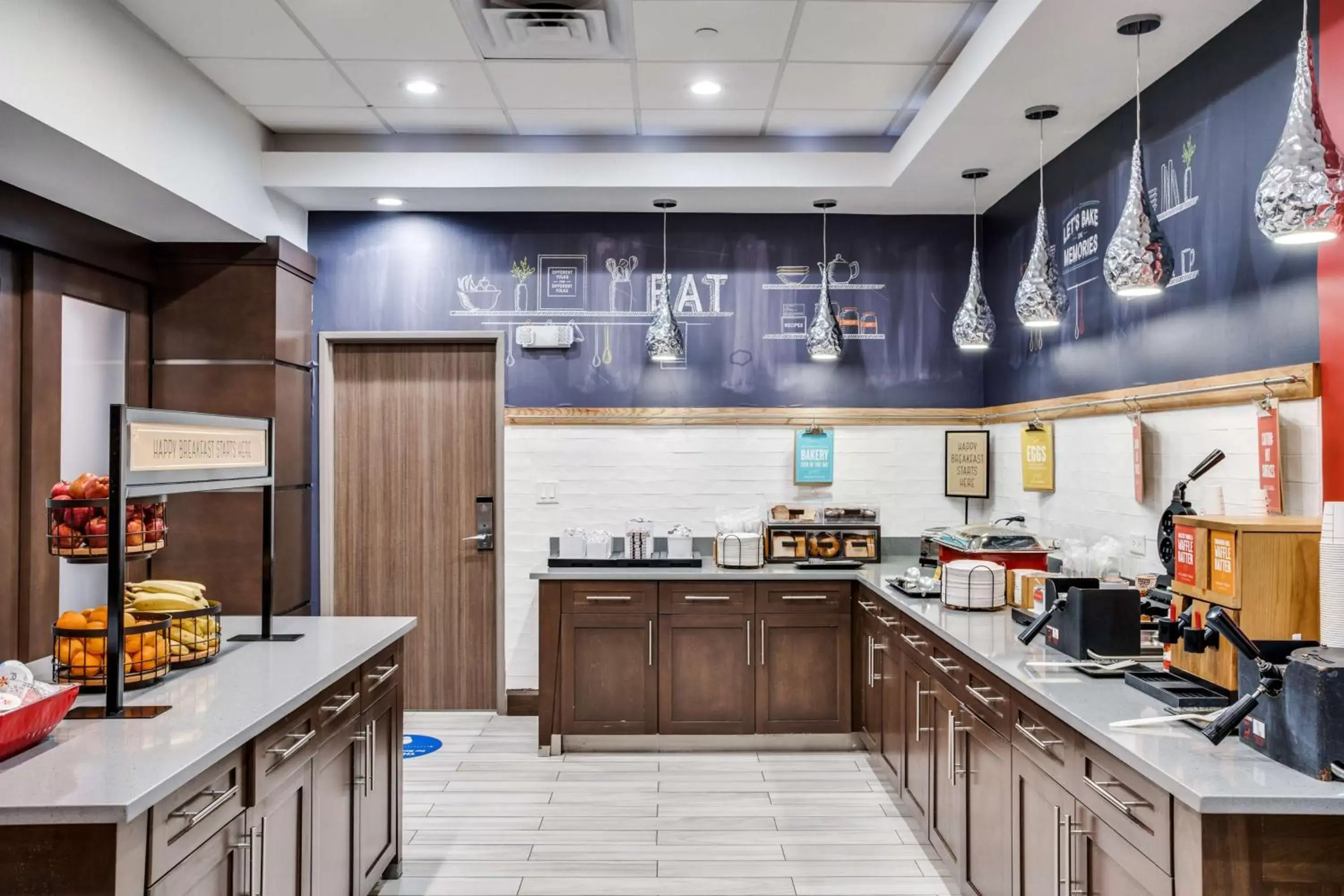 Breakfast, Kitchen/Kitchenette in Hampton Inn & Suites Dallas-Central Expy/North Park Area