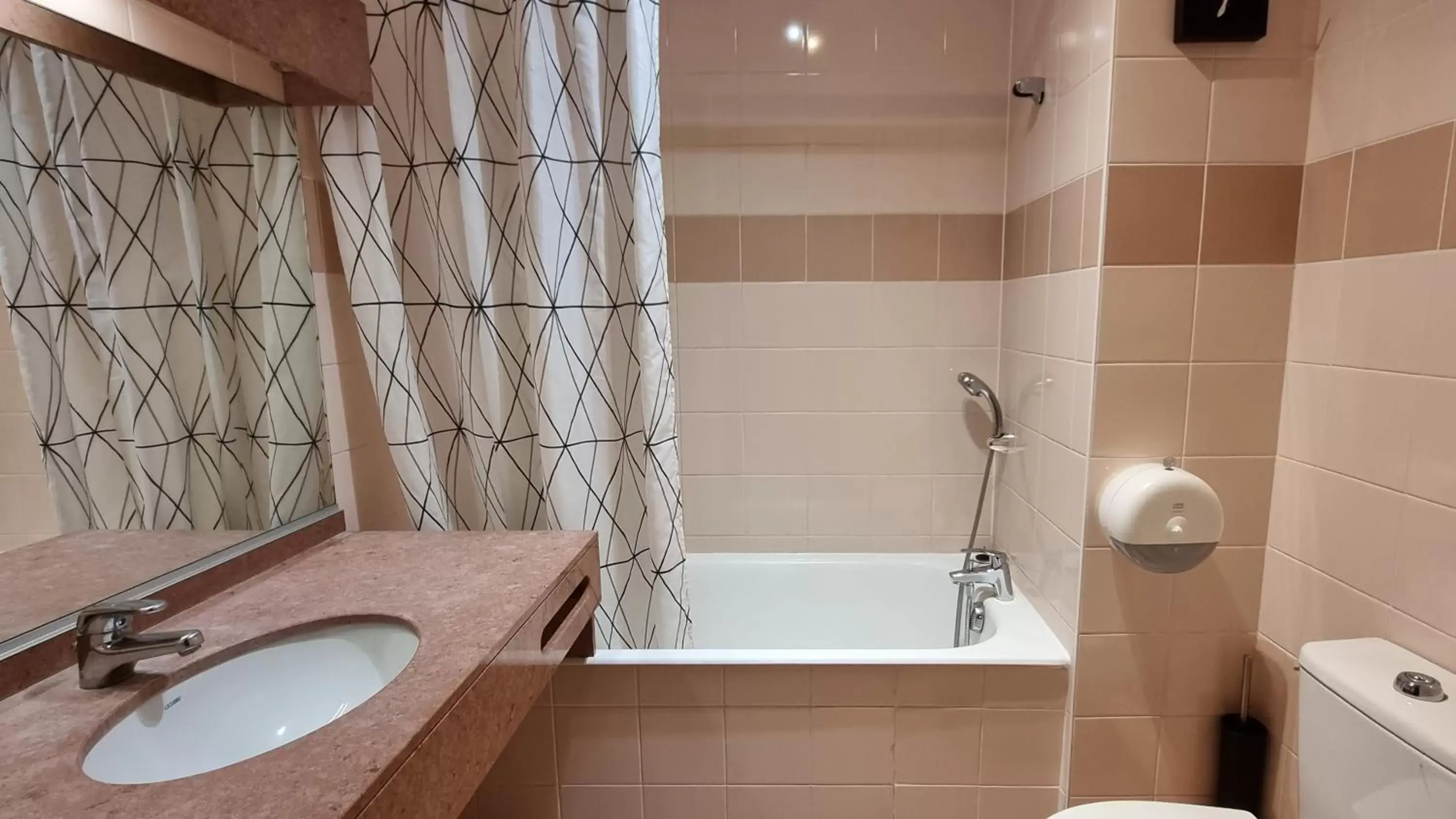 Shower, Bathroom in Hôtel Siatel Besançon Chateaufarine