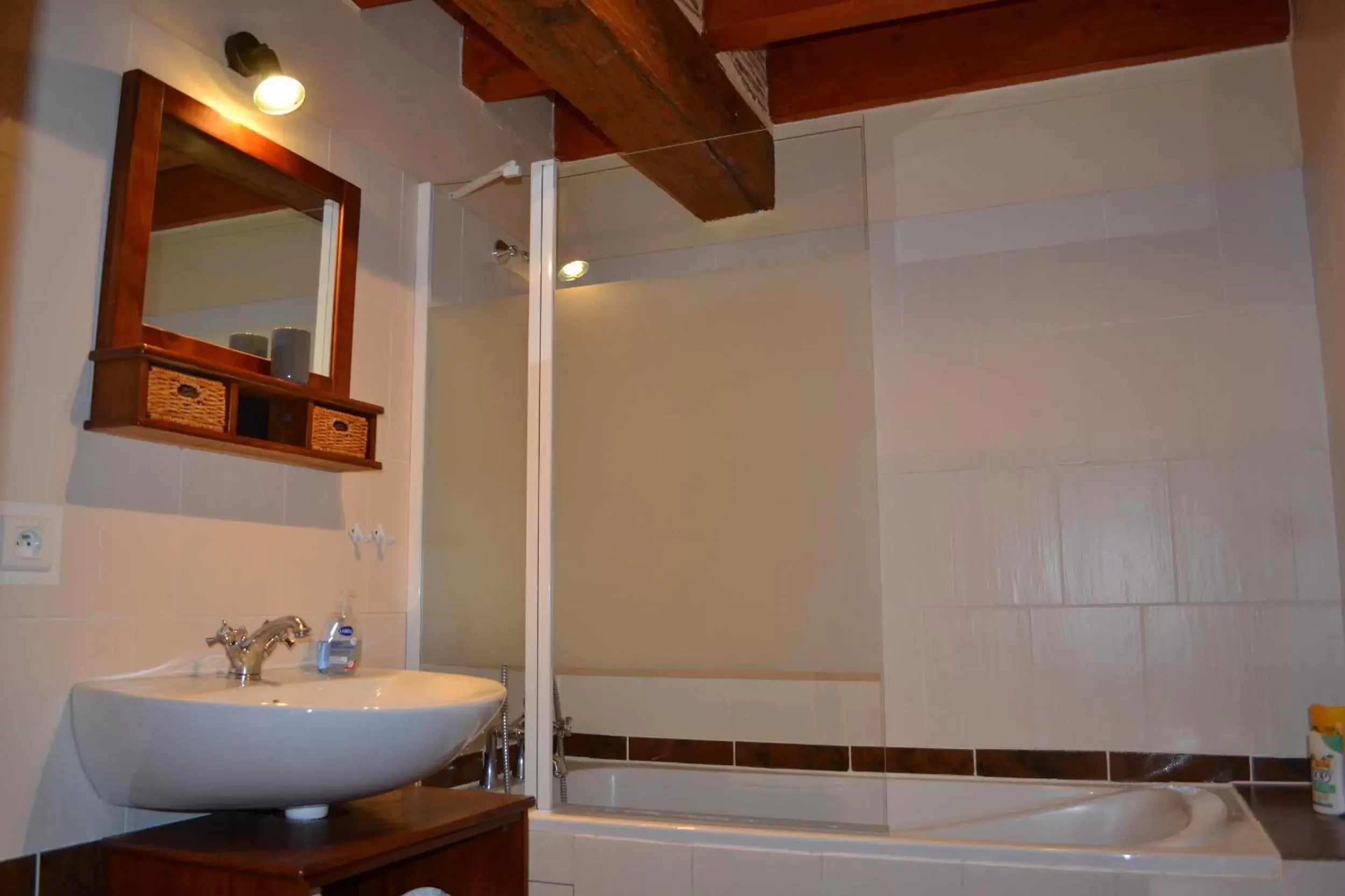 Property building, Bathroom in Chambres d'Hôtes Le Moulin à Epices