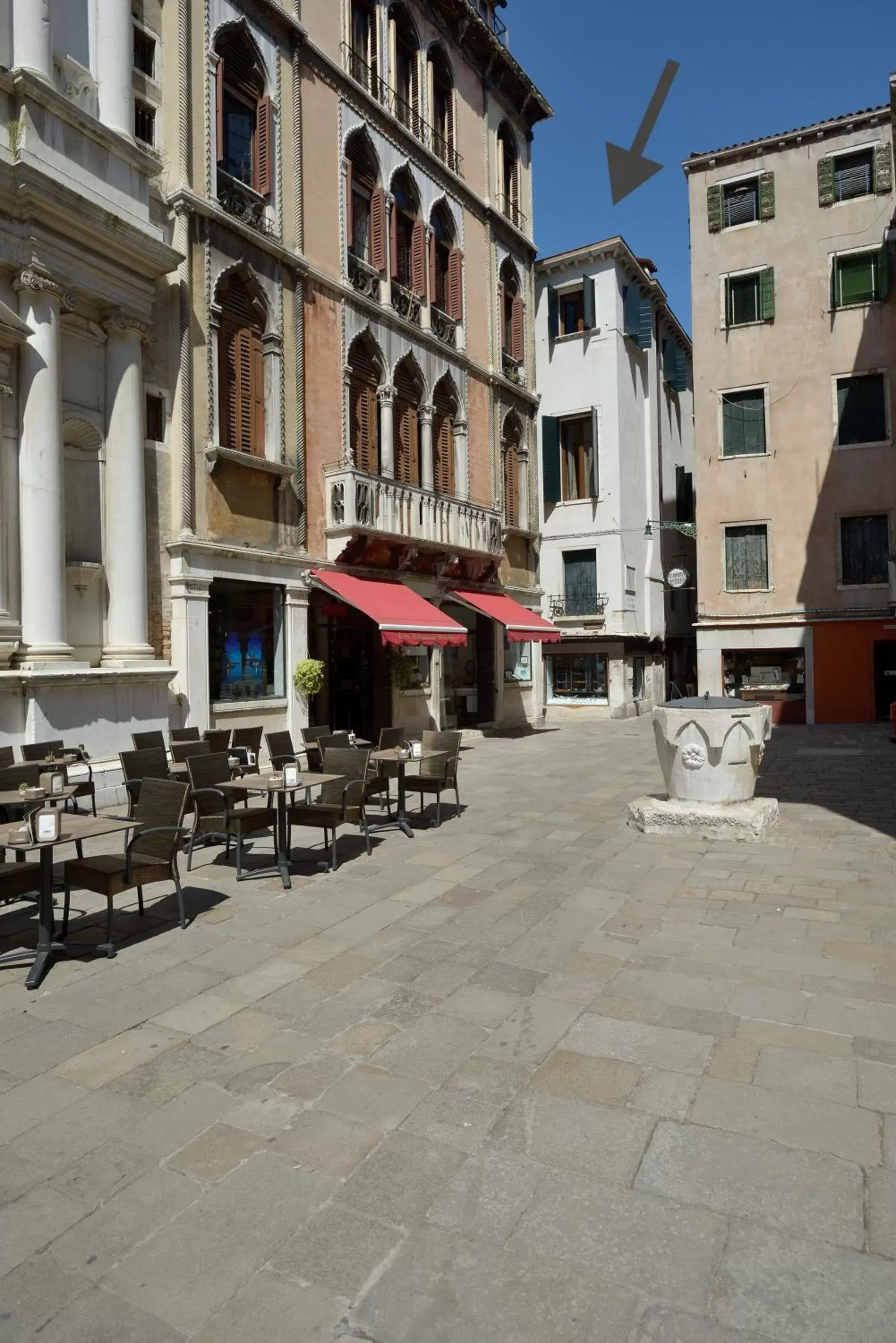 Facade/entrance in Residence La Fenice