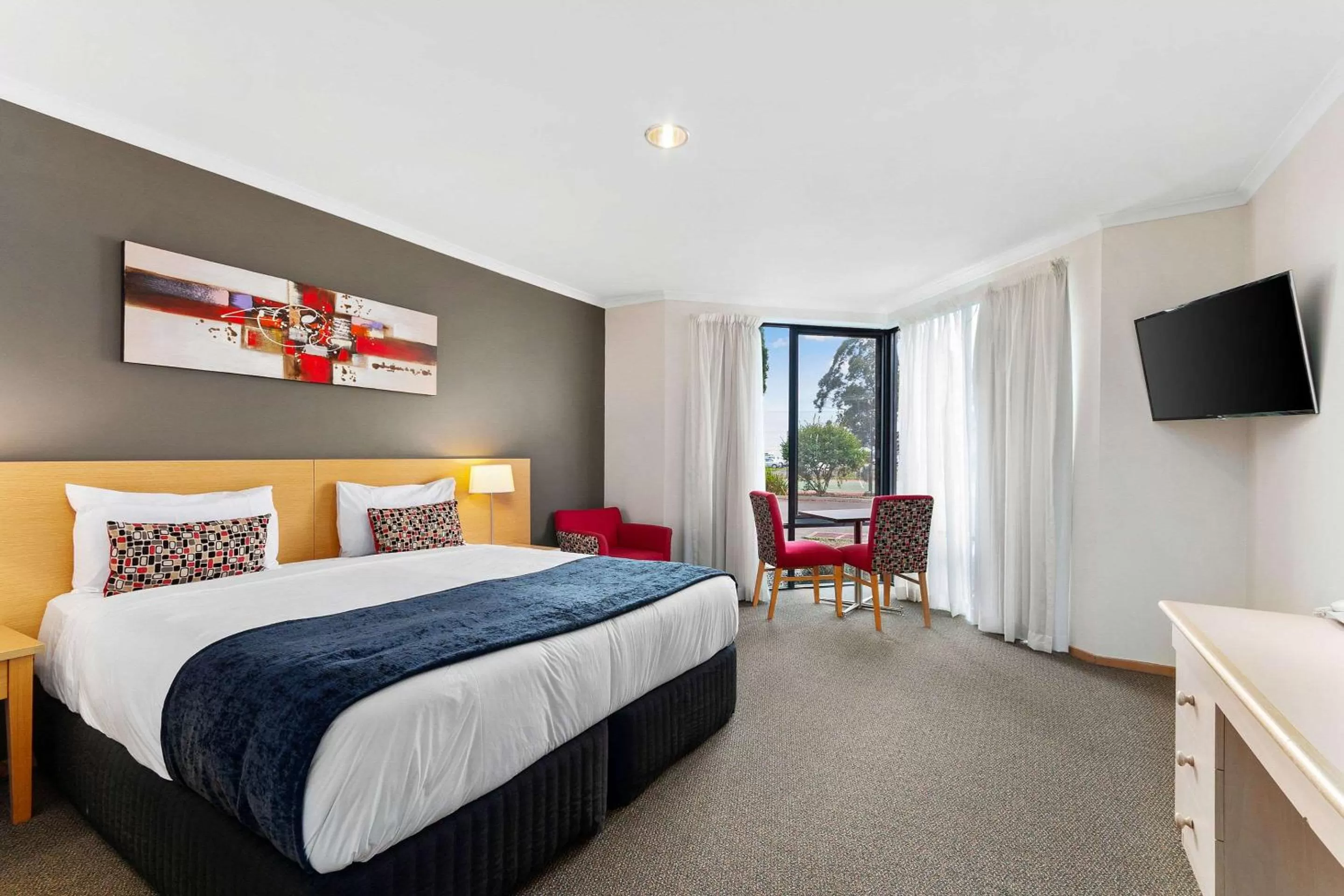 Photo of the whole room, Bed in Quality Inn & Suites Traralgon