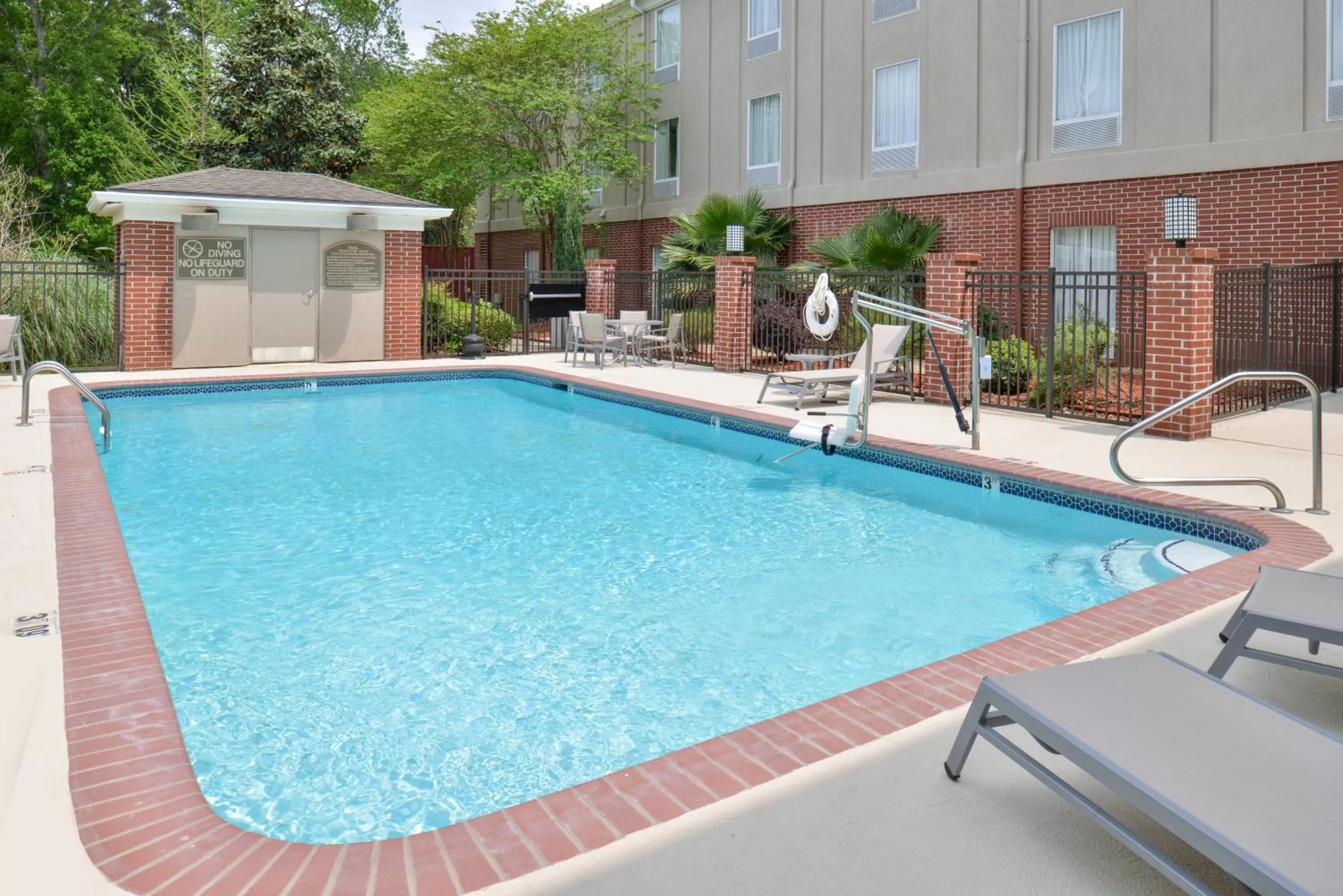 Swimming pool in Holiday Inn Express Hotel & Suites Lafayette by IHG