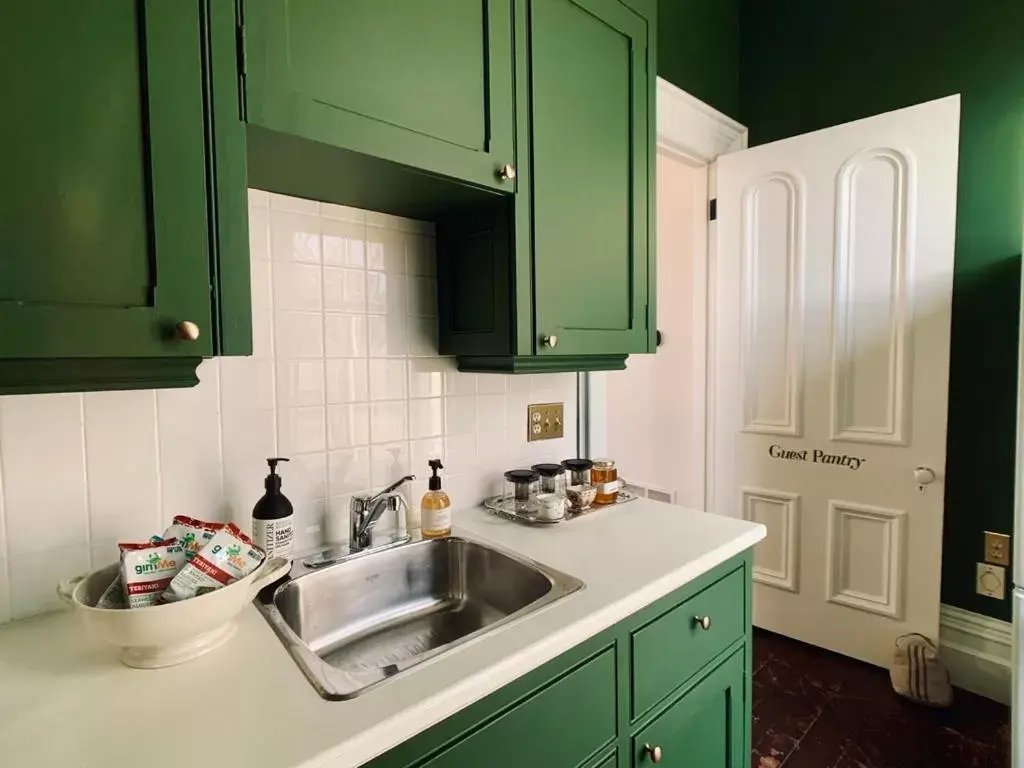 Coffee/tea facilities, Kitchen/Kitchenette in Woodbourne Inn