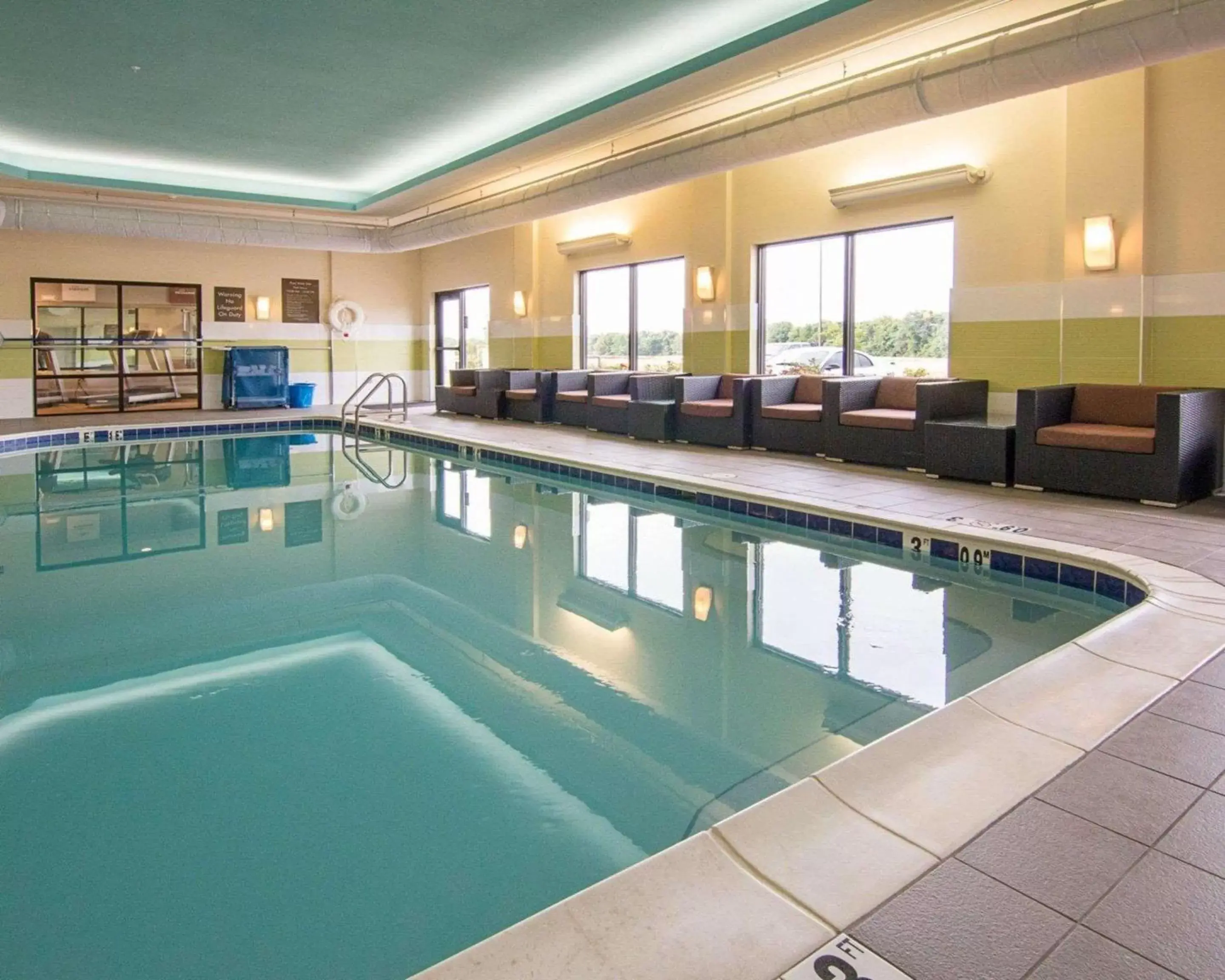 On site, Swimming Pool in Comfort Suites Bossier City