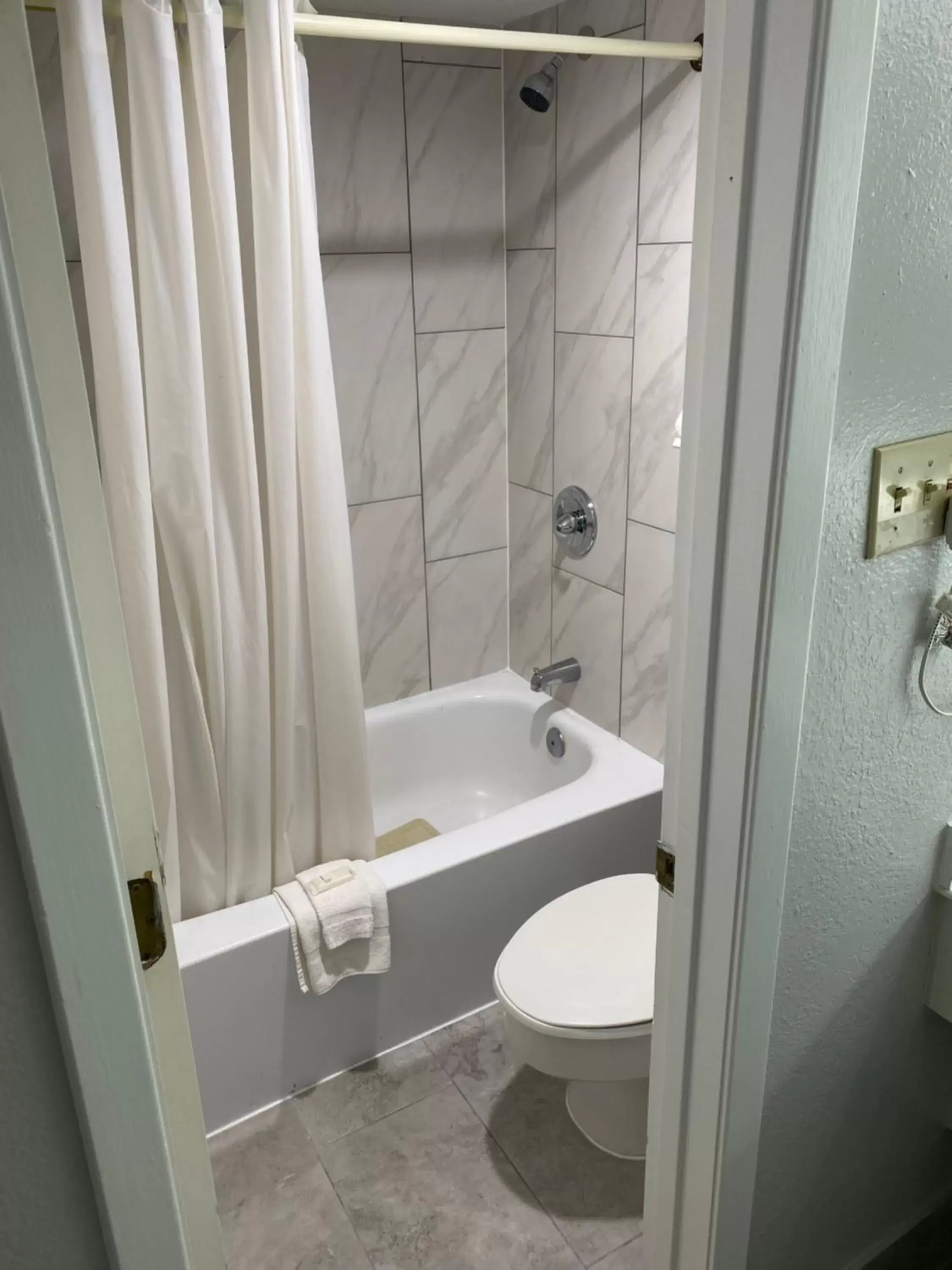 Bathroom in La Quinta Inn by Wyndham Tyler