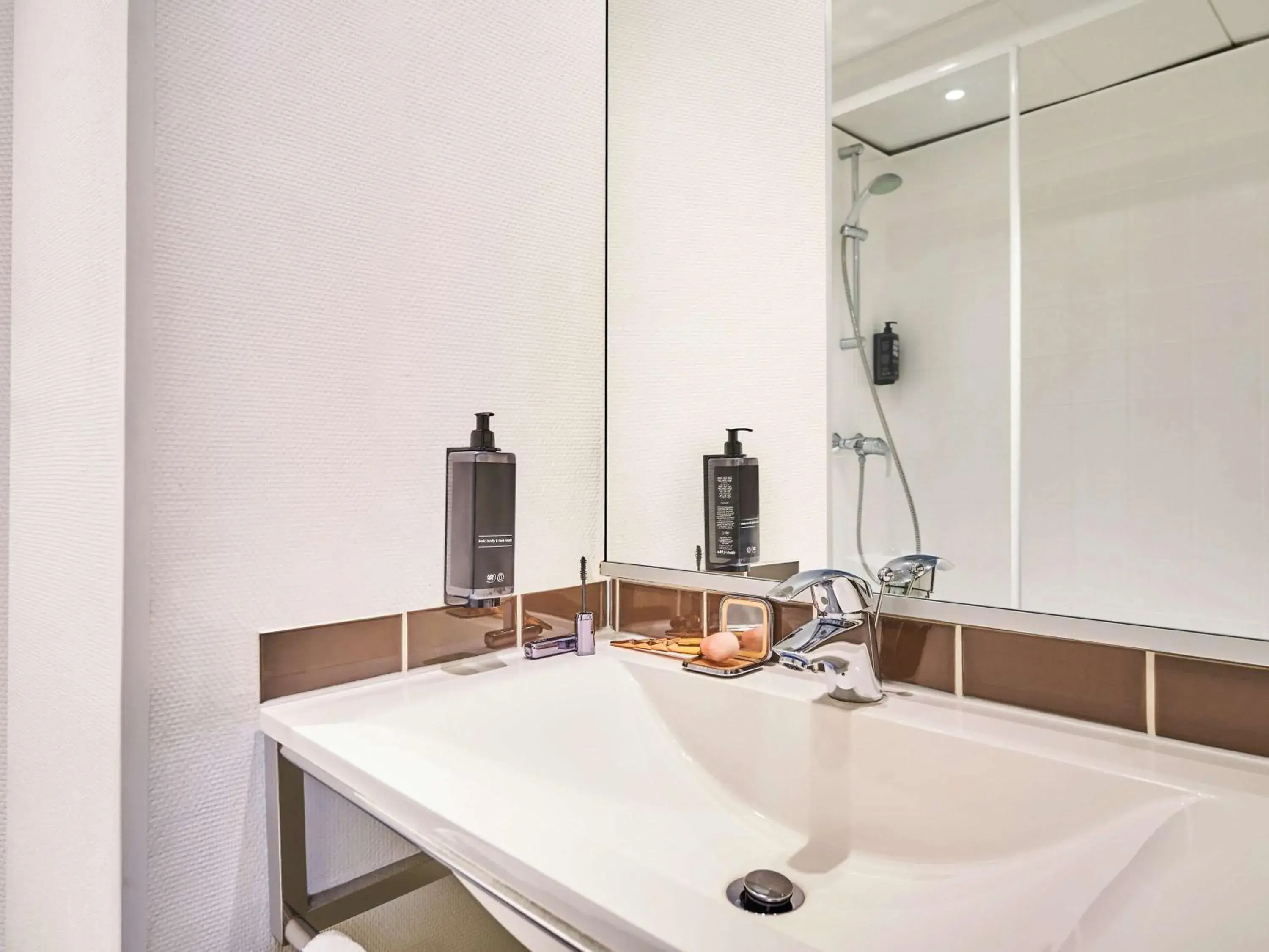 Photo of the whole room, Bathroom in ibis Paris Porte de Montreuil