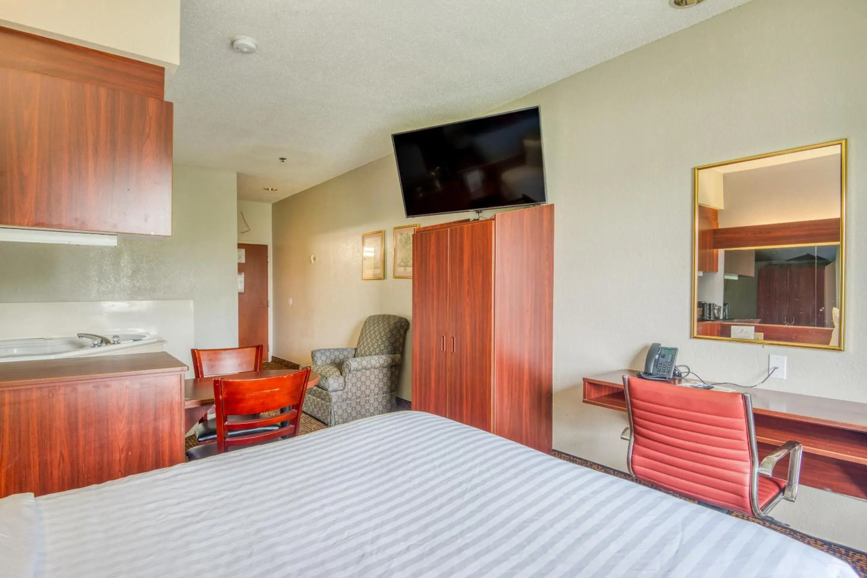 Bedroom, TV/Entertainment Center in Trident Inn & Suites, Baton Rouge