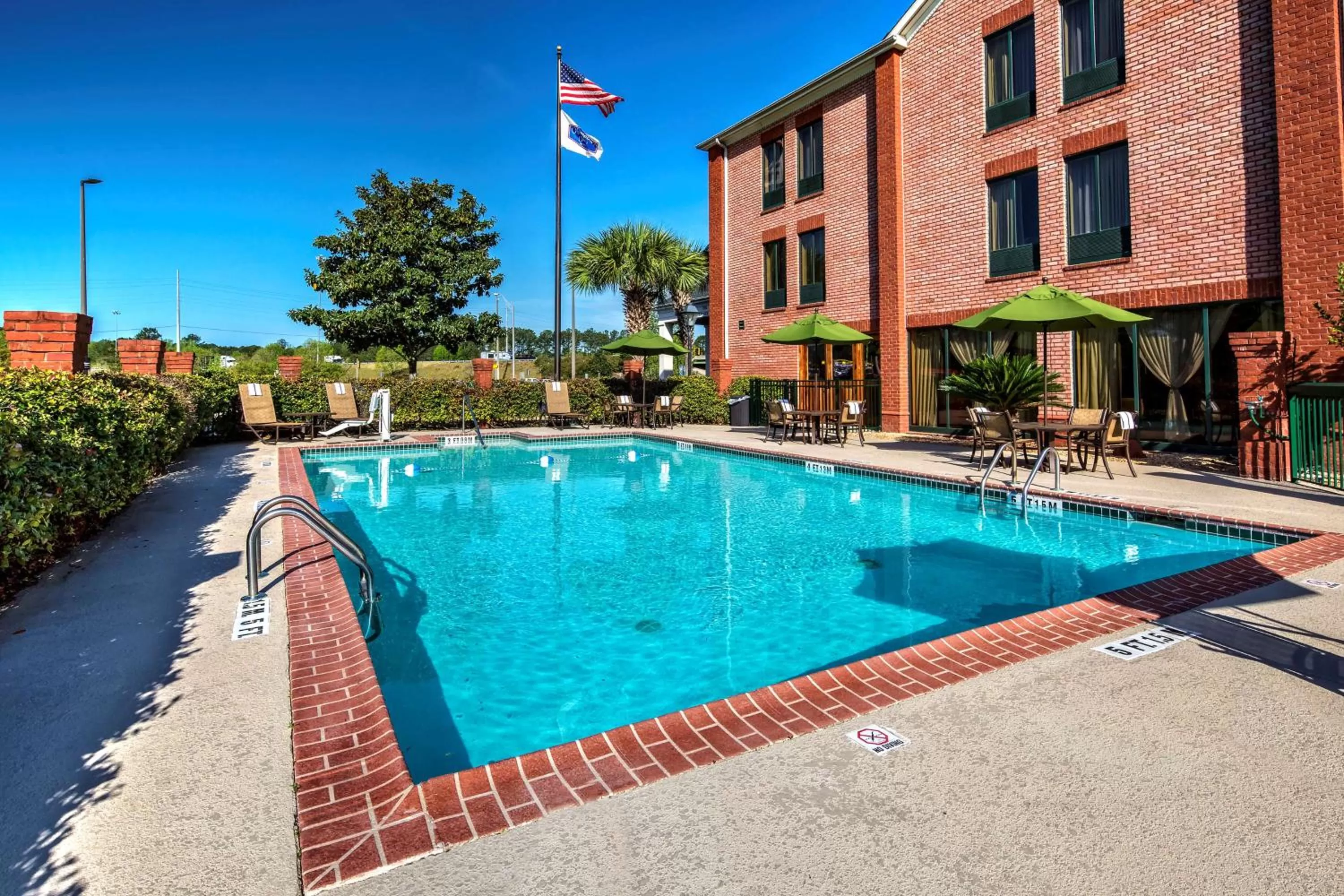 Pool view in Hampton Inn Savannah-I-95-North