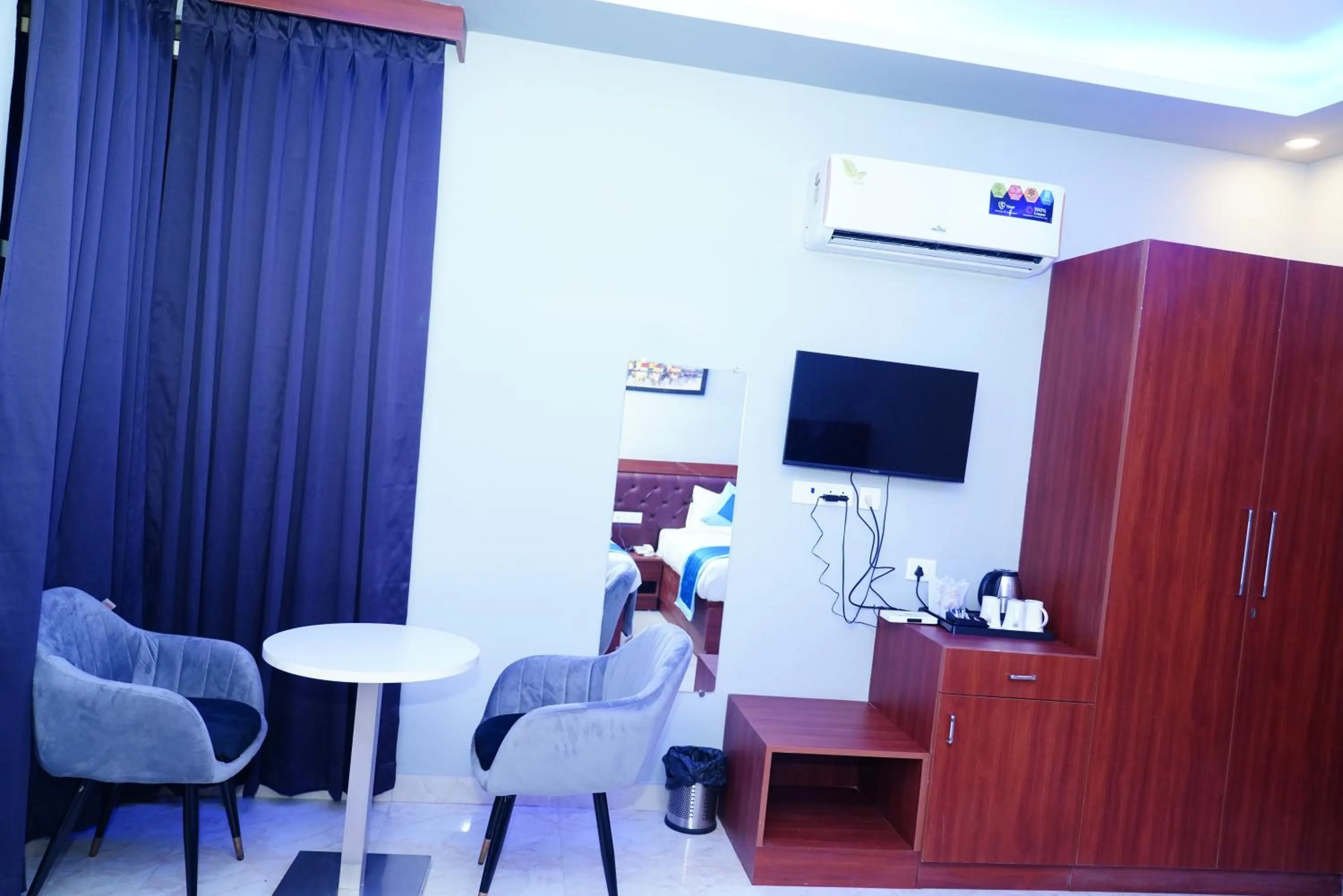 Communal lounge/ TV room in ExpoMart Inn